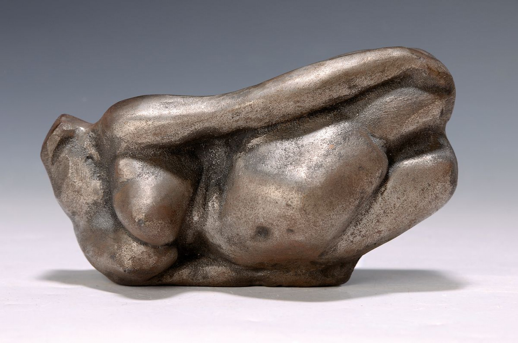 Monogrammist MS, wohl 1970er Jahre, liegender Akt, Torso, Stahlguß, am Boden monogr., schwere Ausführung, ca. 8x15x8cm