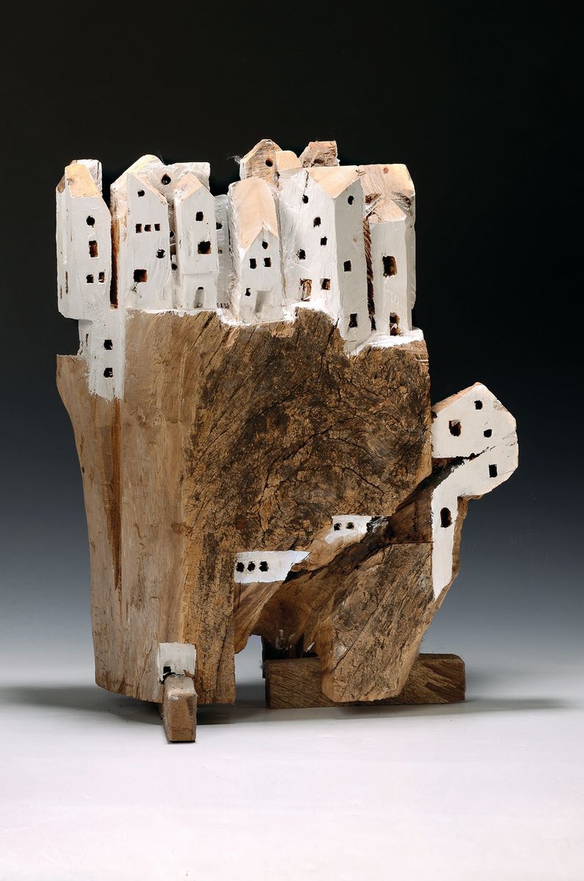 Werner Balthasar Griemann, geb. 1942 Wallern/Österreich, "Romantik", Holz, z.T. beschnitzt u. weiß gefasst, utopische in den Fels ...