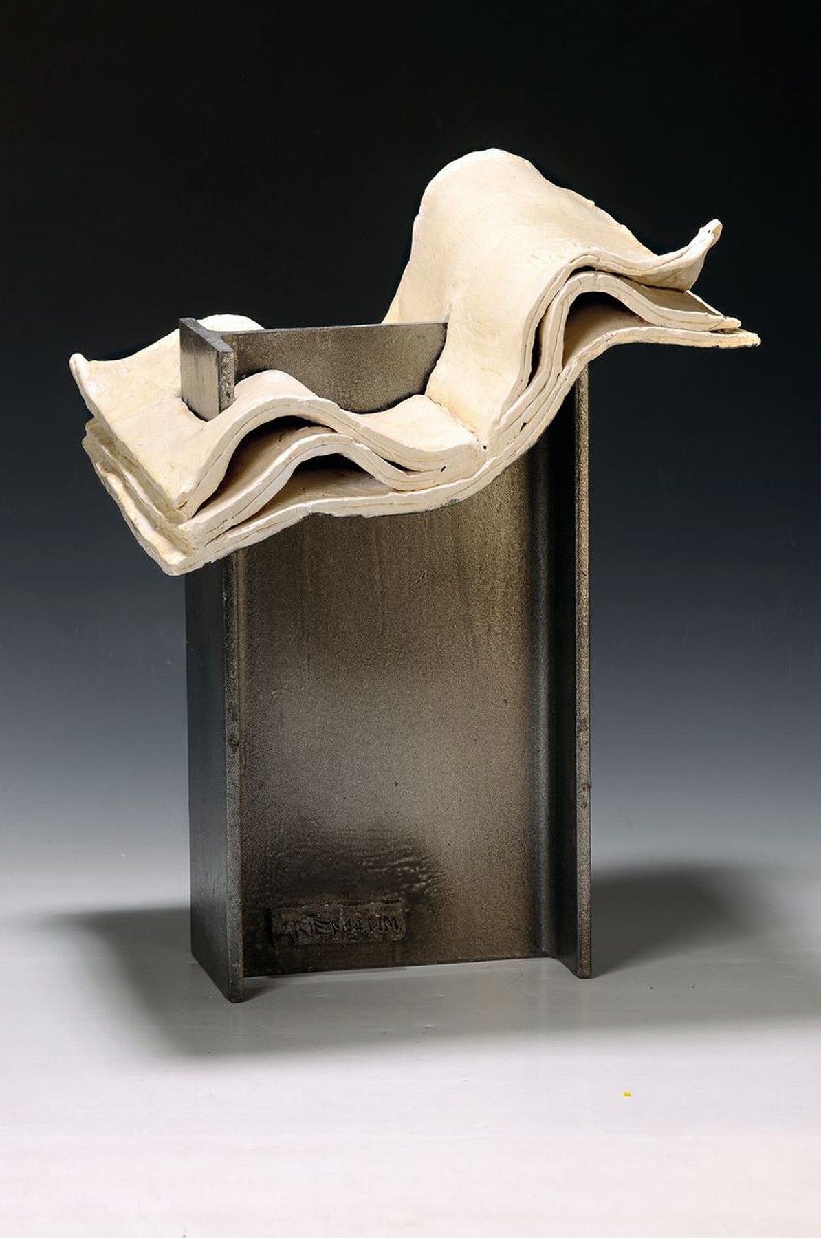 Werner Balthasar Griemann, geb. 1942 Wallern/Österreich, "Durchdringung I", Profilstahl u. Kunstguss, kontrastierende Darst. des ...