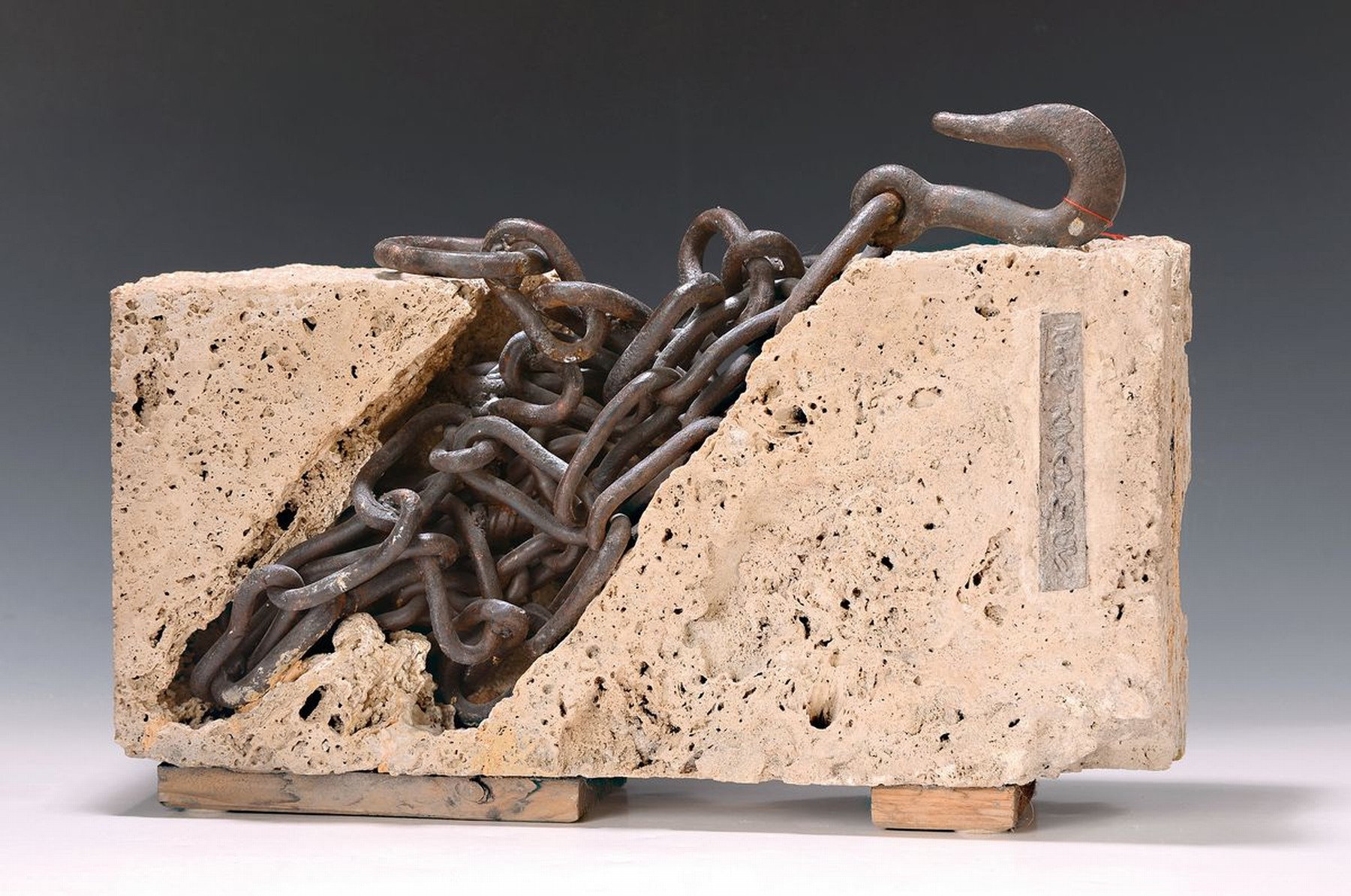 Werner Balthasar Griemann, geb. 1942 Wallern/Österreich, "Kettengrab", Tuffstein u. Stahlkette, ästhetische Sprache des rohen Metalls u. ...