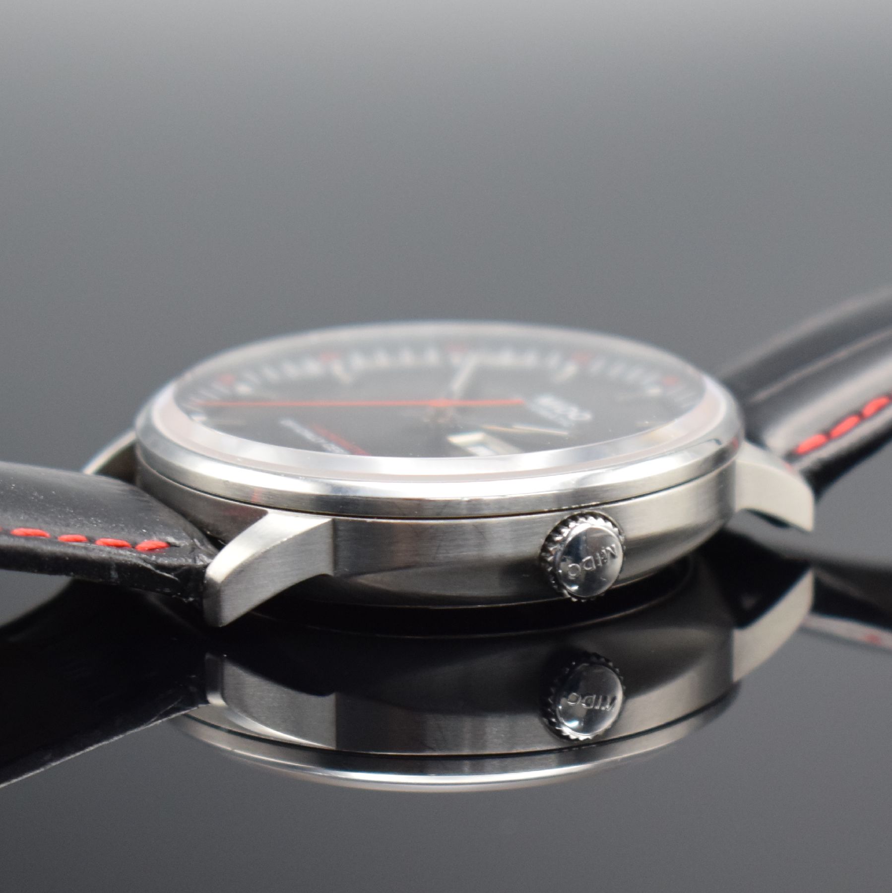 Detail c: MIDO Commander II Chronometer Herrenarmbanduhr in Stahl Referenz M021431 A, Schweiz um 2018, Automatik, beids. vergl. Geh., Boden verschr., ...