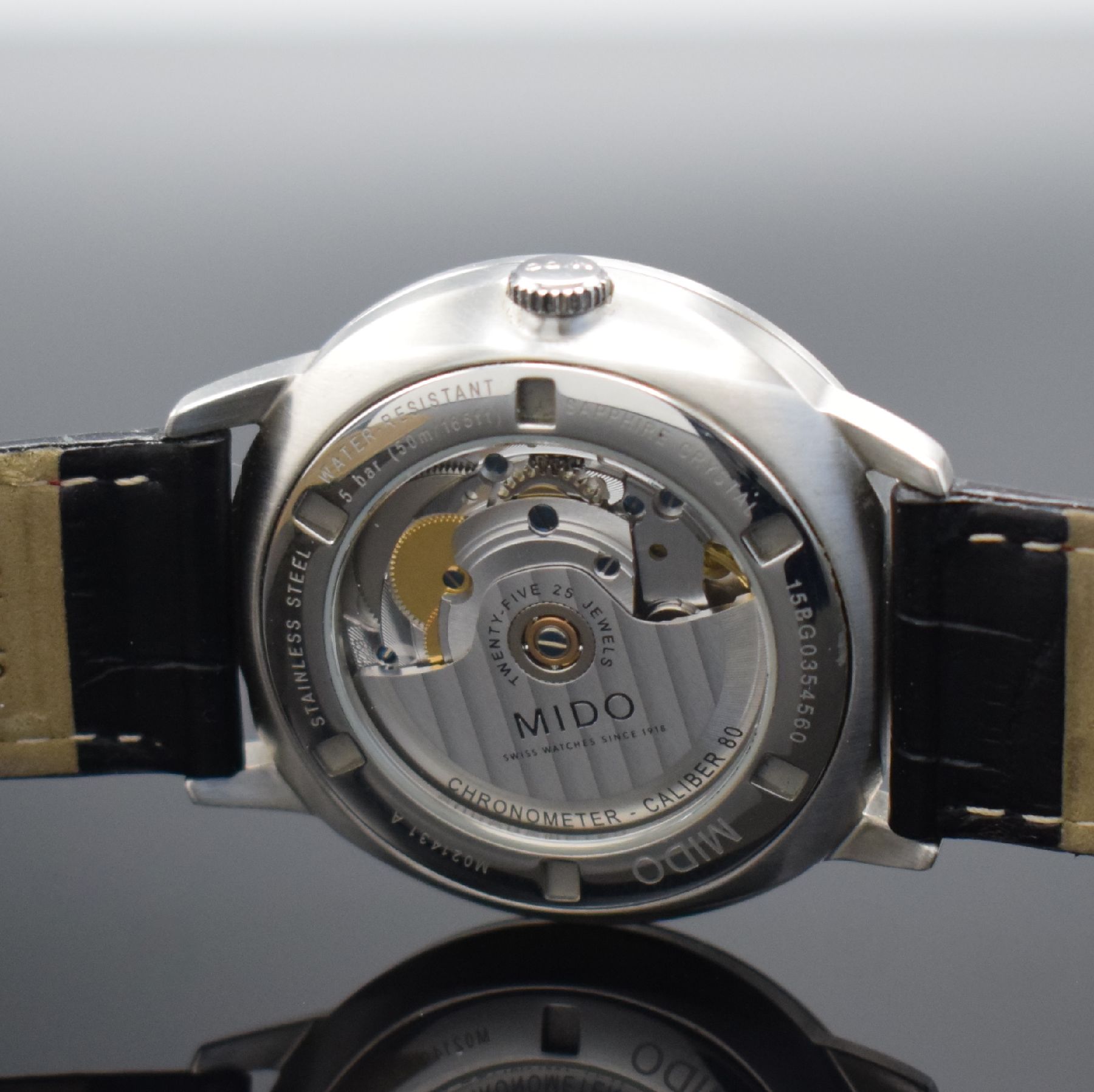 Detail d: MIDO Commander II Chronometer Herrenarmbanduhr in Stahl Referenz M021431 A, Schweiz um 2018, Automatik, beids. vergl. Geh., Boden verschr., ...