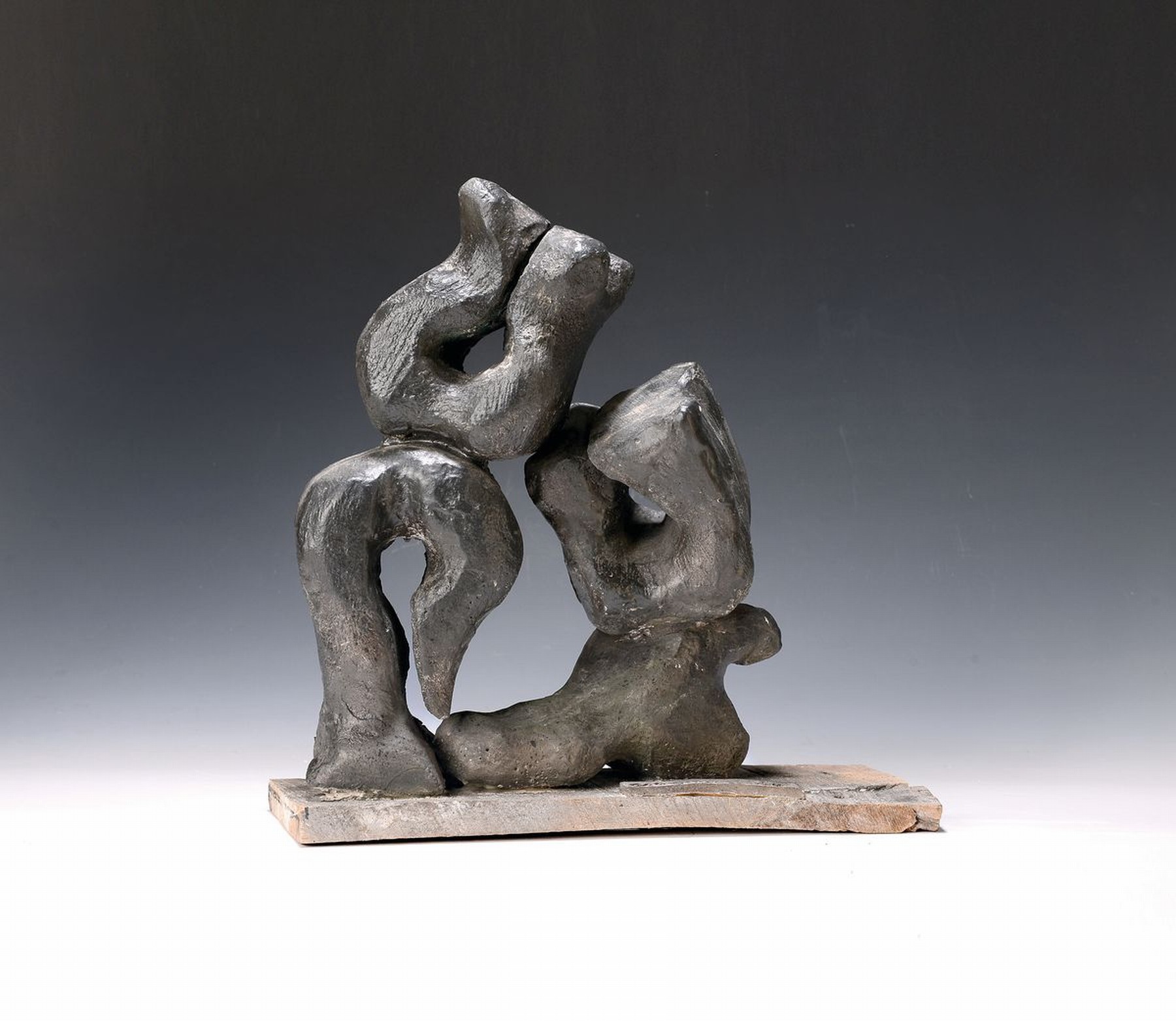 Werner Balthasar Griemann, geb. 1942 Wallern/Österreich, Objekt aus der Serie "Abstrakte Erotik", geschwärzter Kunstguss aufHolzplatte, ...