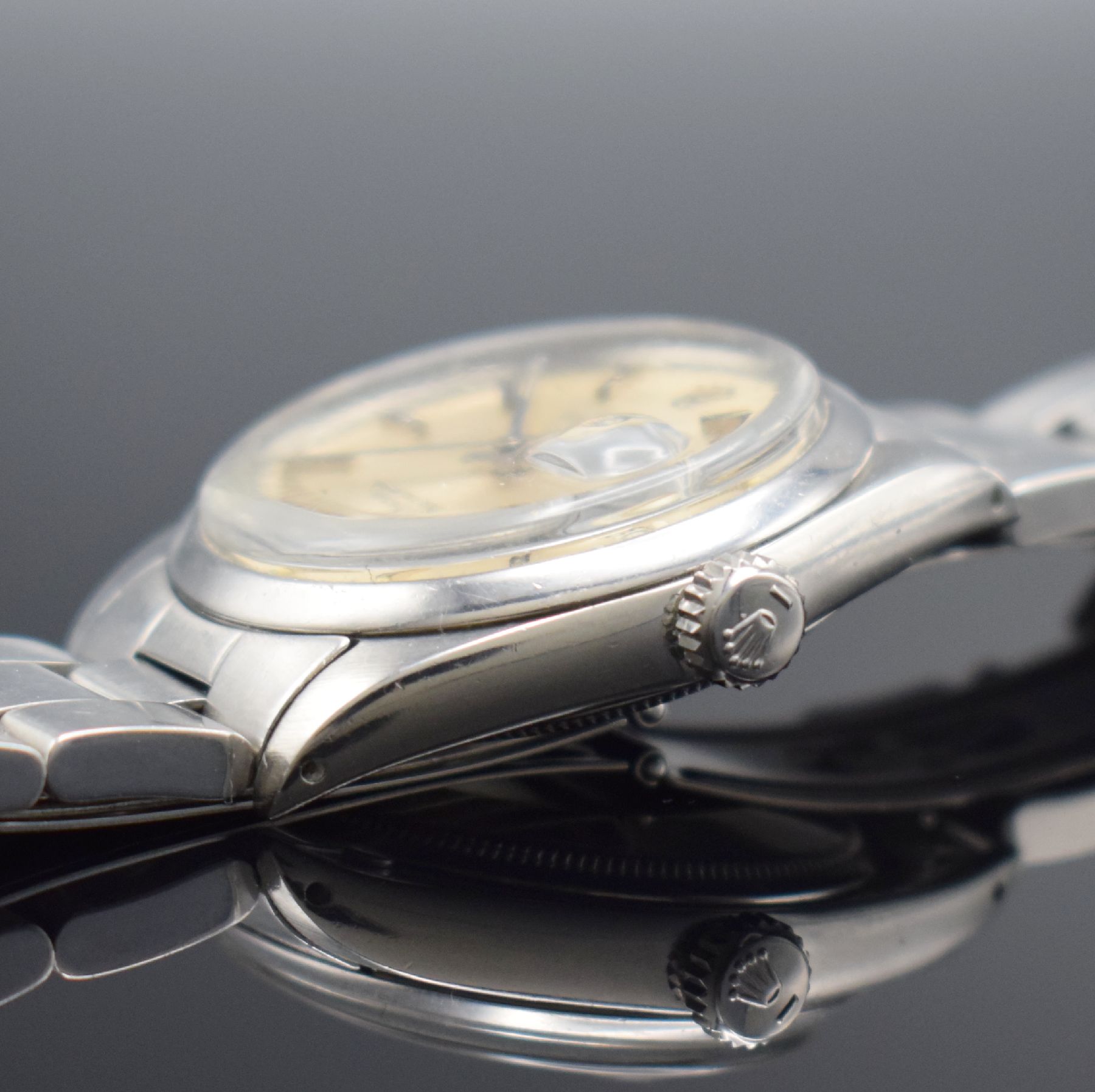 Detail e: ROLEX Oyster Perpetual Date Referenz 1500 Herrenarmbanduhr, Schweiz um 1965, Automatik, Chronometer der Superlative in Edelstahl an Oysterband m. ...