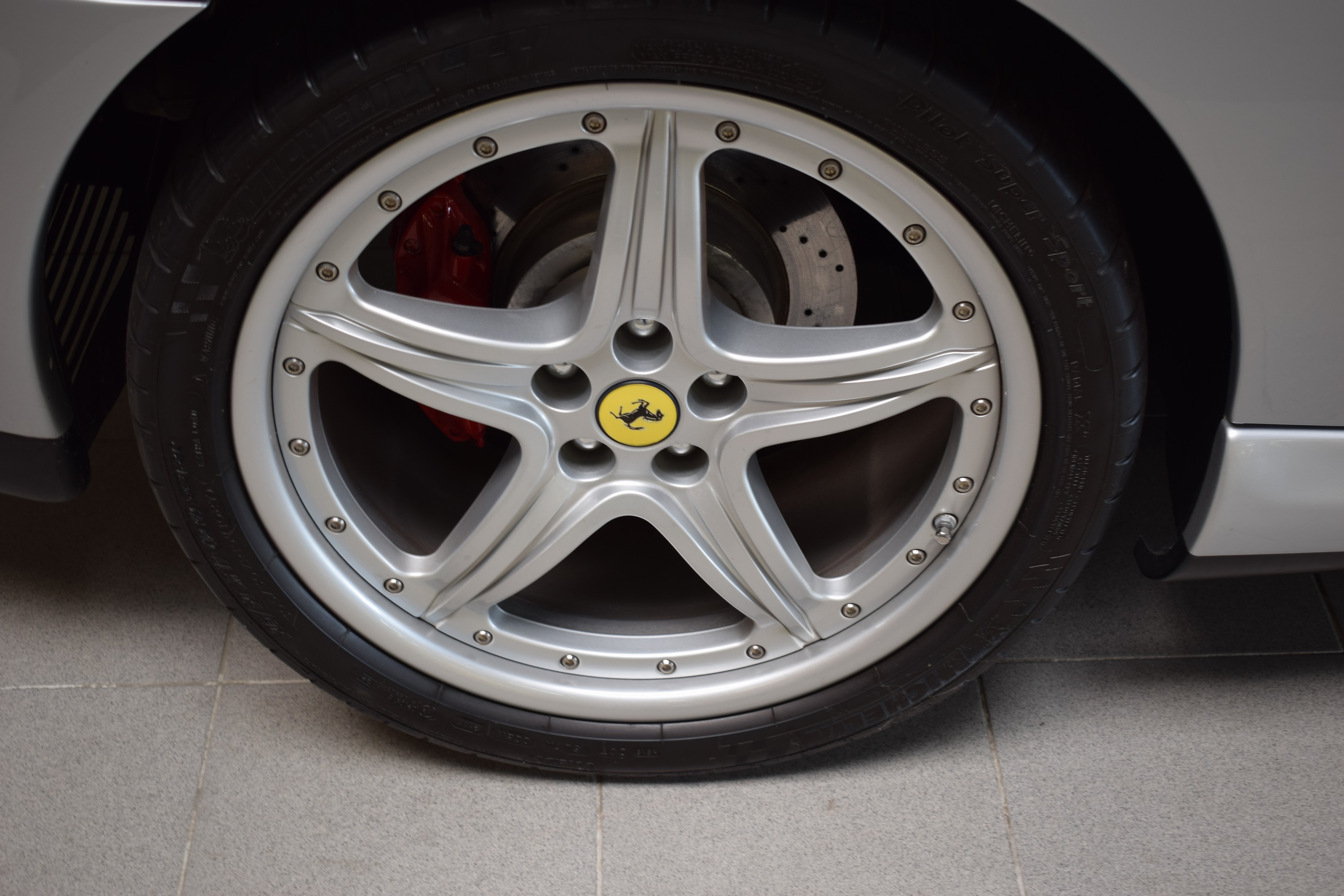 Detail h: Ferrari 575 F1 Maranello, EZ 01/2005, Fahrgestellnummer: ZFFBT55B000134687, Laufleistung ca. 41.000 km abgelesen, Scheckheftgepflegt, 379 kW/515 PS, ...