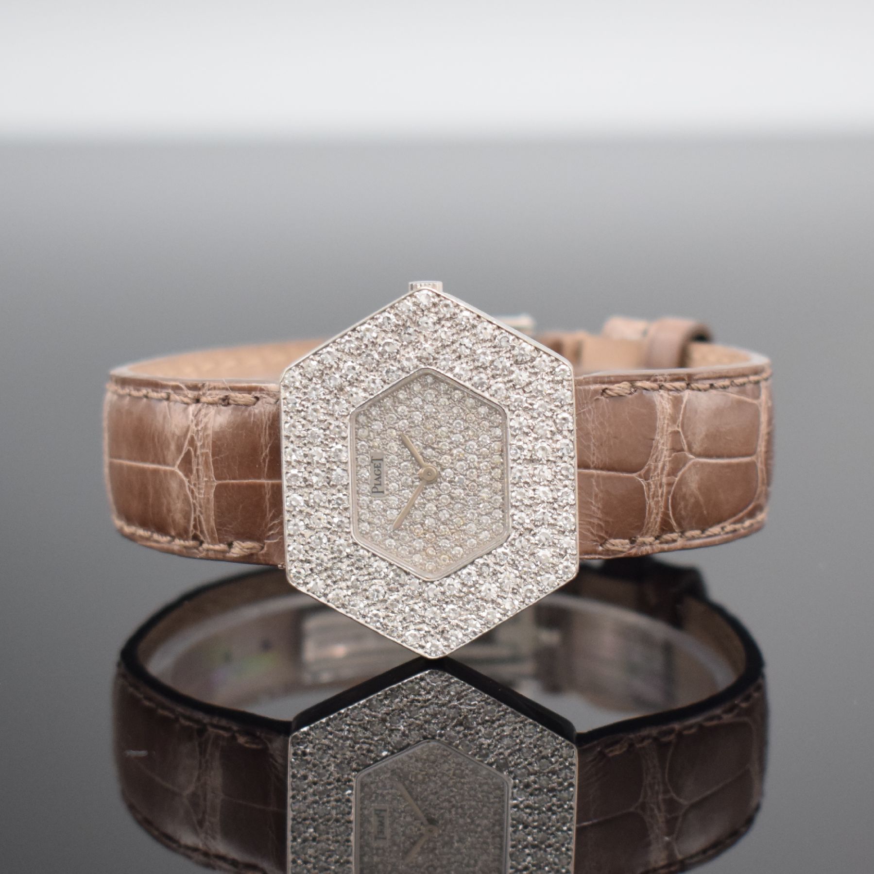 PIAGET 6-eckige mit Diamanten besetzte Armbanduhr in WG 750/000 Referenz 99055, Schweiz um 1975, Handaufzug, 2-tlg. Geh., Boden 4-fach verschr., ...
