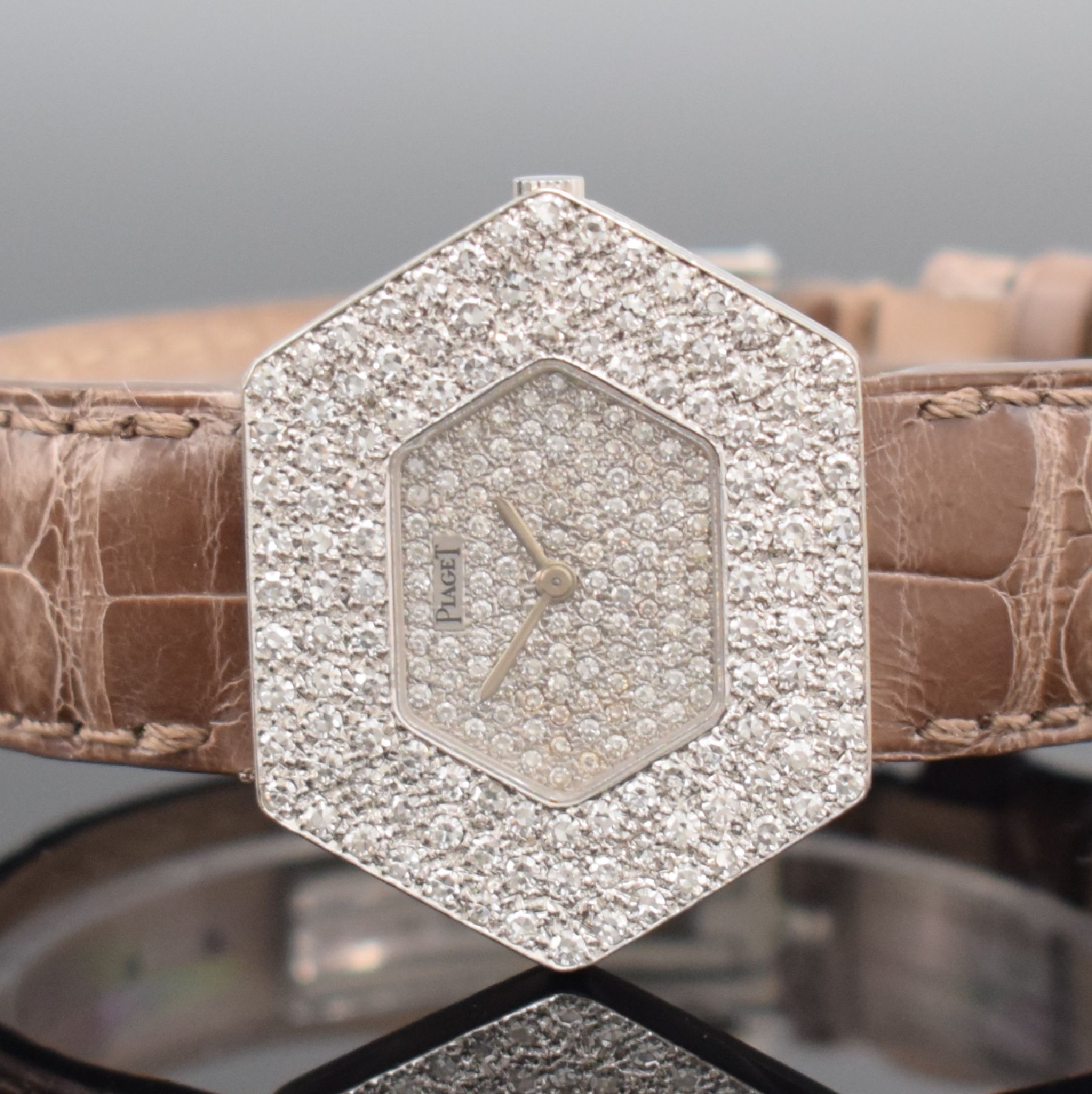Detail a: PIAGET 6-eckige mit Diamanten besetzte Armbanduhr in WG 750/000 Referenz 99055, Schweiz um 1975, Handaufzug, 2-tlg. Geh., Boden 4-fach verschr., ...