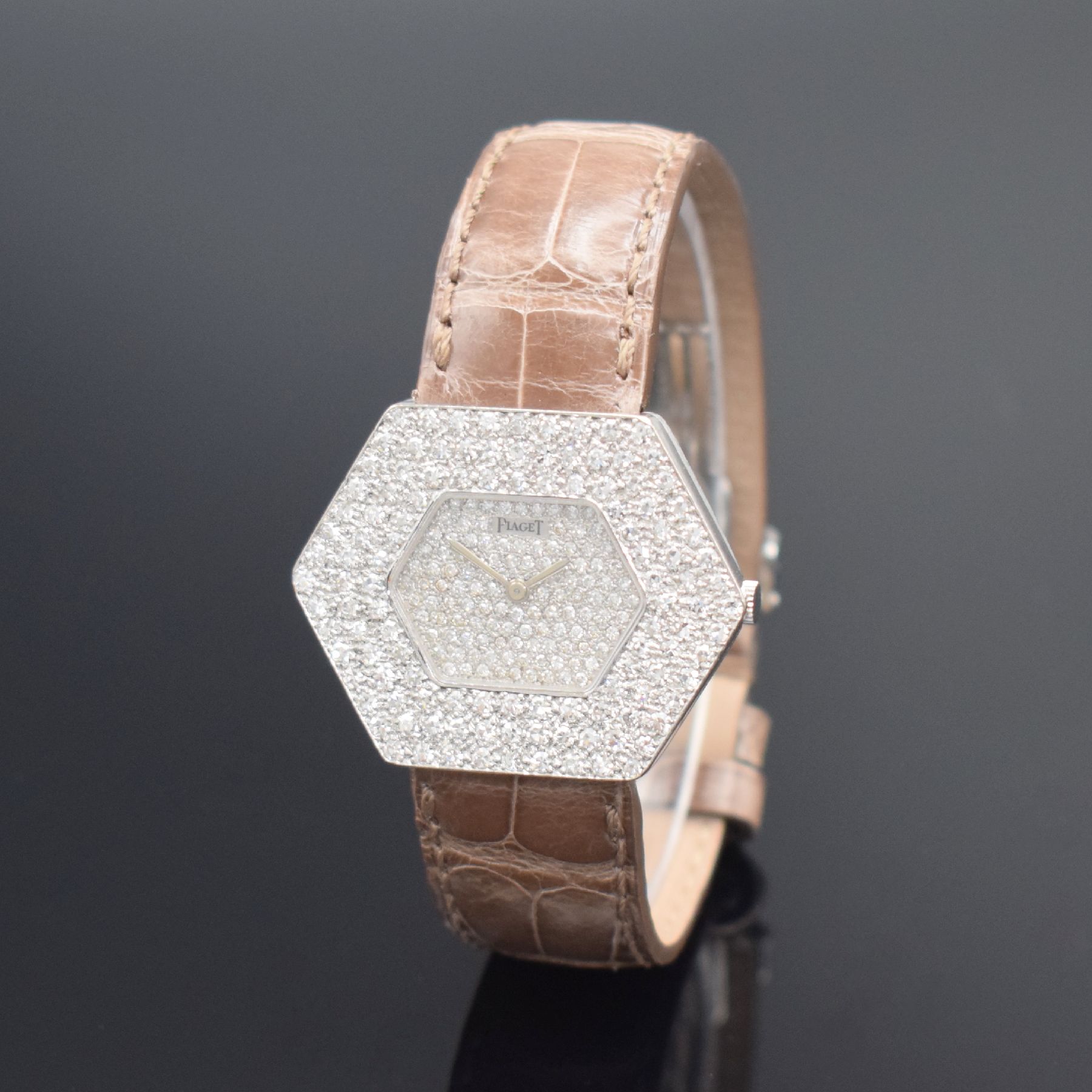 Detail b: PIAGET 6-eckige mit Diamanten besetzte Armbanduhr in WG 750/000 Referenz 99055, Schweiz um 1975, Handaufzug, 2-tlg. Geh., Boden 4-fach verschr., ...