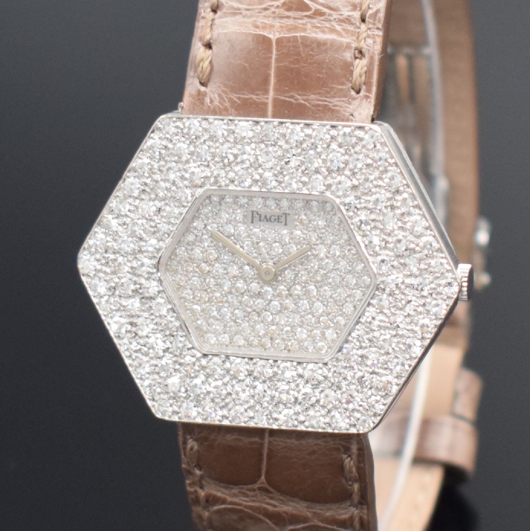 Detail c: PIAGET 6-eckige mit Diamanten besetzte Armbanduhr in WG 750/000 Referenz 99055, Schweiz um 1975, Handaufzug, 2-tlg. Geh., Boden 4-fach verschr., ...