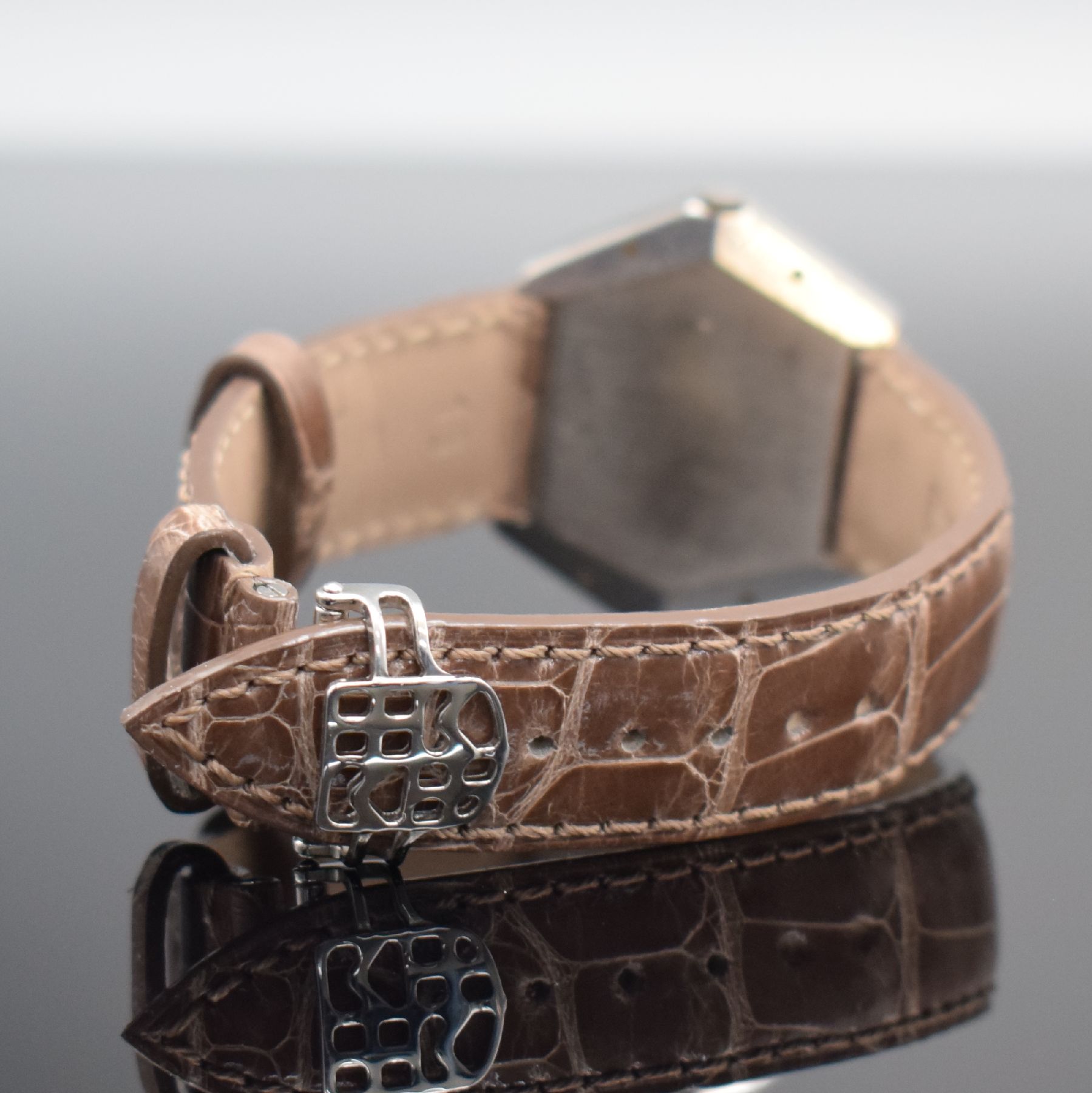 Detail d: PIAGET 6-eckige mit Diamanten besetzte Armbanduhr in WG 750/000 Referenz 99055, Schweiz um 1975, Handaufzug, 2-tlg. Geh., Boden 4-fach verschr., ...