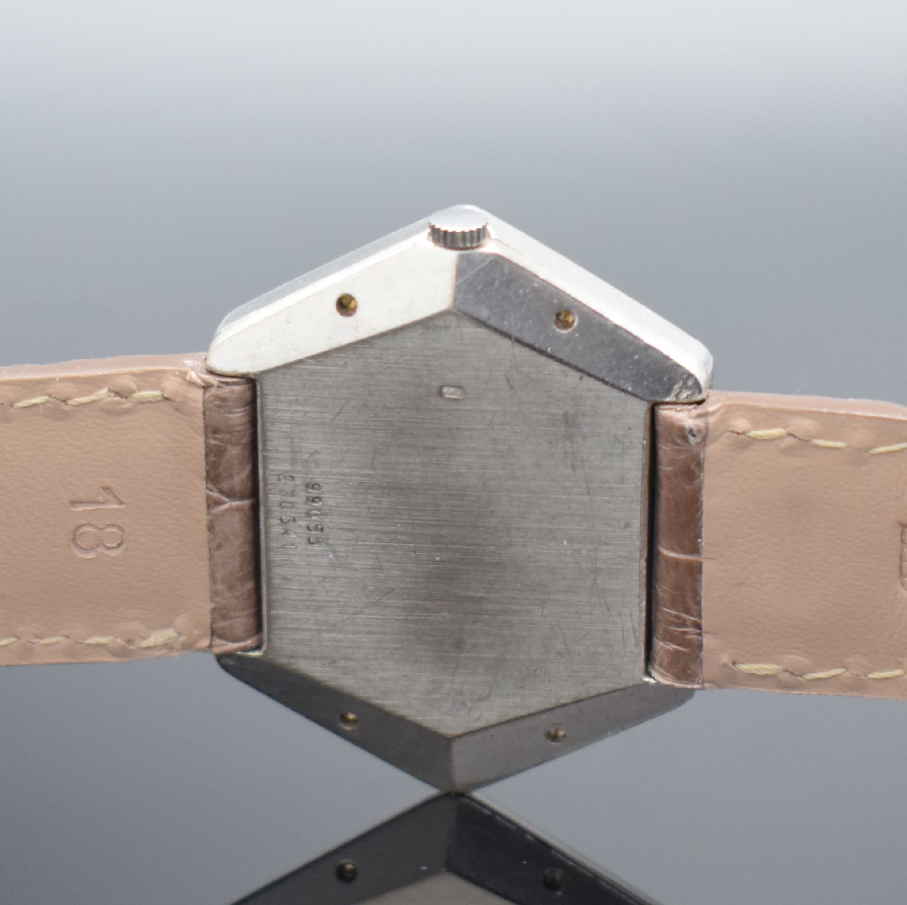 Detail e: PIAGET 6-eckige mit Diamanten besetzte Armbanduhr in WG 750/000 Referenz 99055, Schweiz um 1975, Handaufzug, 2-tlg. Geh., Boden 4-fach verschr., ...