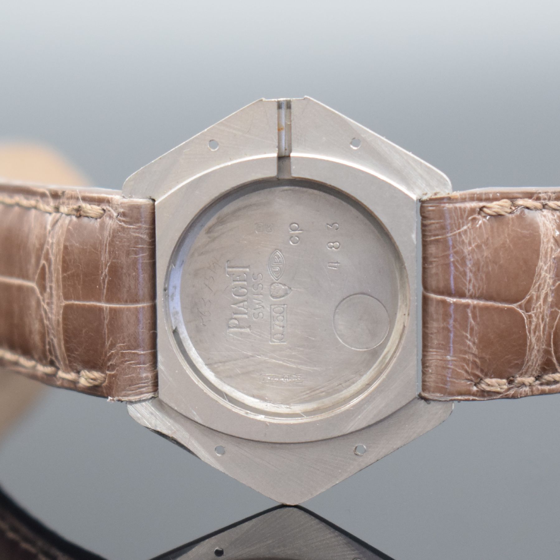 Detail f: PIAGET 6-eckige mit Diamanten besetzte Armbanduhr in WG 750/000 Referenz 99055, Schweiz um 1975, Handaufzug, 2-tlg. Geh., Boden 4-fach verschr., ...