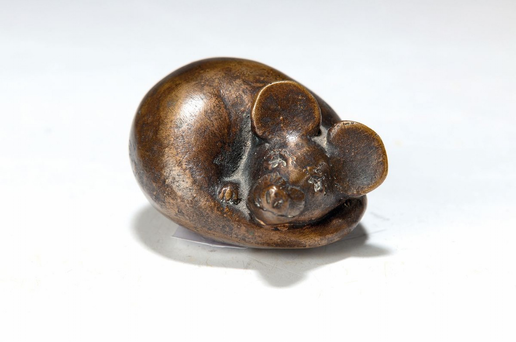Gernot Rumpf, geb. 1941 Kaiserslautern, zusammengerollte Maus, Bronzeskulptur, monogr., H. ca. 3.5cm, D. ca. 5cm