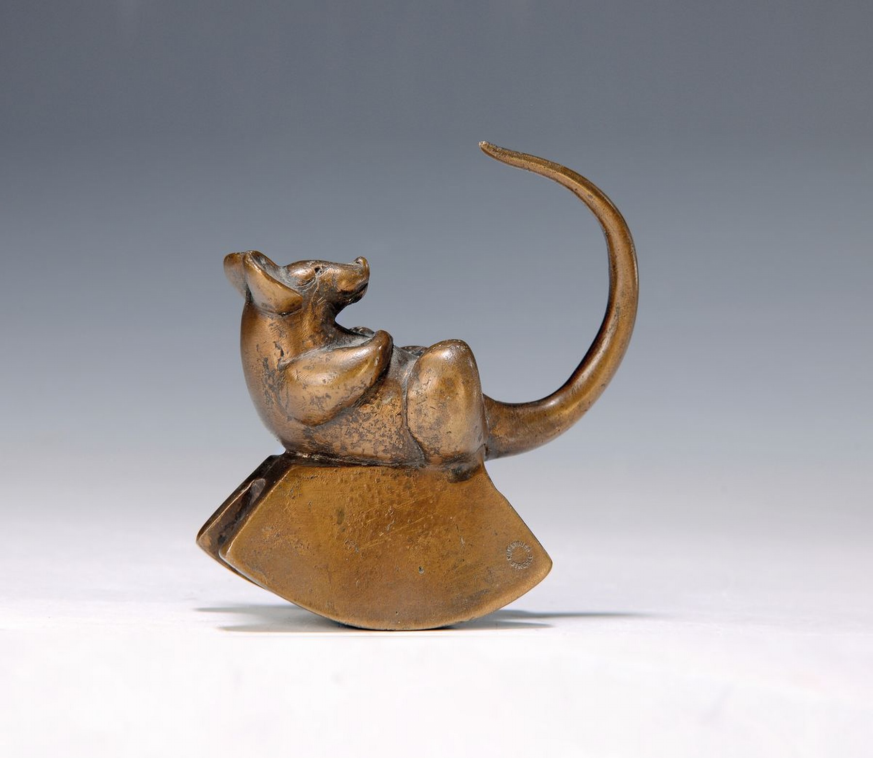 Gernot Rumpf, geb. 1941 Kaiserslautern, Maus auf Wippe, Bronzeguß, Gießerstempel Strehle, H. ca. 10cm