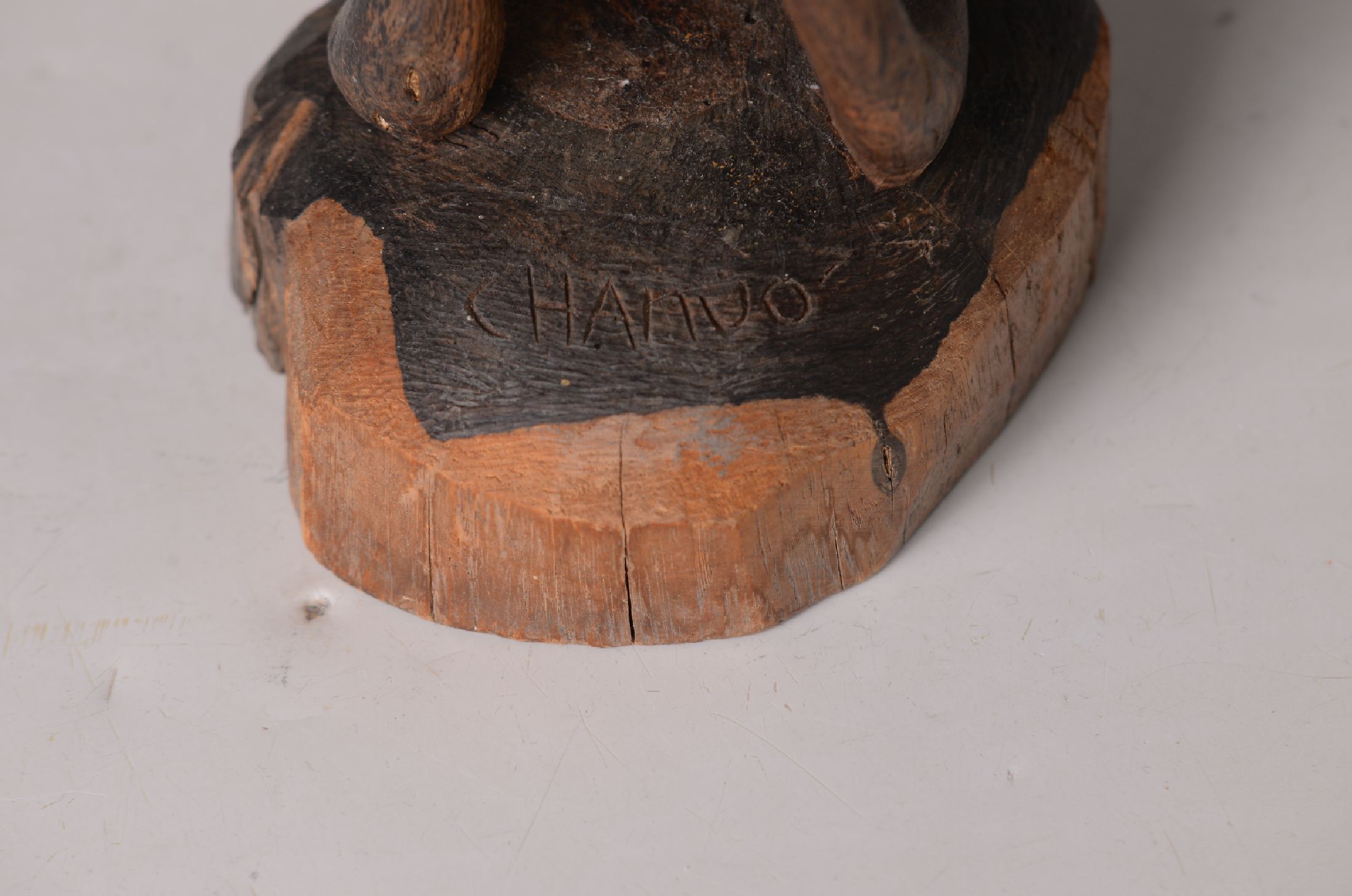 Detail b: Chanuo Maundu, 2.H.20.Jh., Bildschnitzer derMakonde, kleiner Shetani, Ahnenbaum, Darst. spielender Erdgeister, Hartholz vollplastisch geschnitzt, ...
