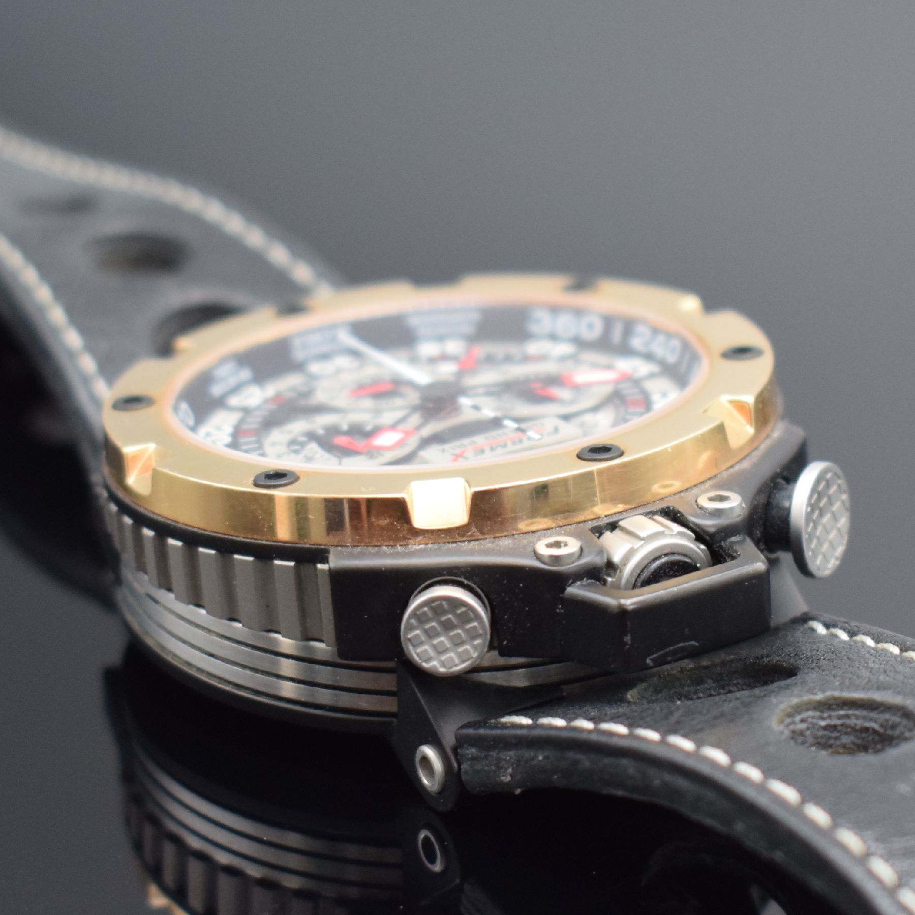 Detail d: FORMEX Armbandchronograph GP 997 aus der HPG Radel Collection Referenz 997.3.9024, Automatik, pultförmiges Geh. aus Edelstahl/Titan z. T. PVD ...