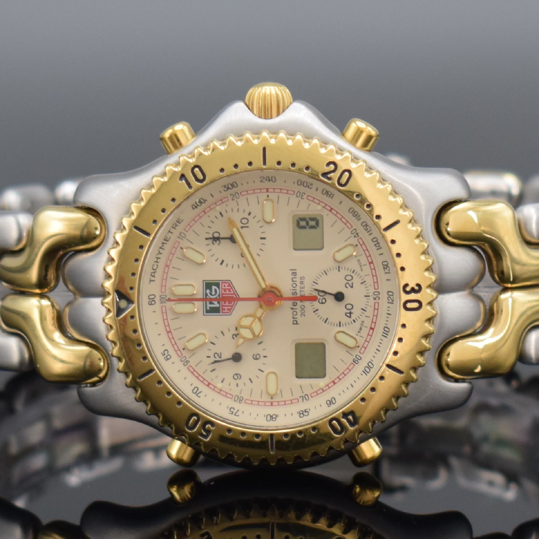 Detail a: TAG HEUER 2 Armbandchronographen Serie Professional Referenz CG1122-0 und CG1123-0, Schweiz um 2000, quarz, Edelstahlgeh. inkl. Gliederbänder m. ...