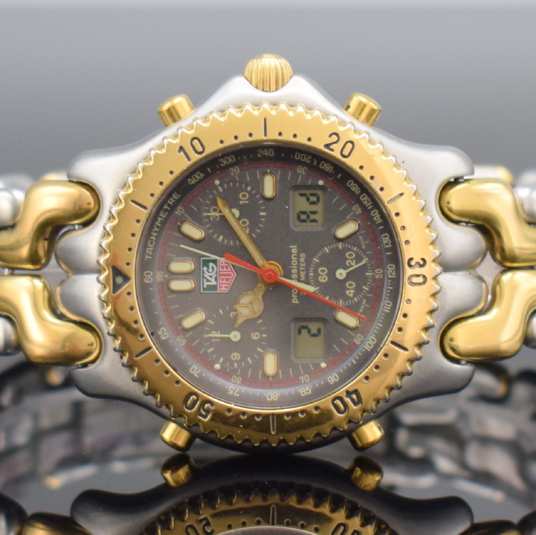 Detail e: TAG HEUER 2 Armbandchronographen Serie Professional Referenz CG1122-0 und CG1123-0, Schweiz um 2000, quarz, Edelstahlgeh. inkl. Gliederbänder m. ...