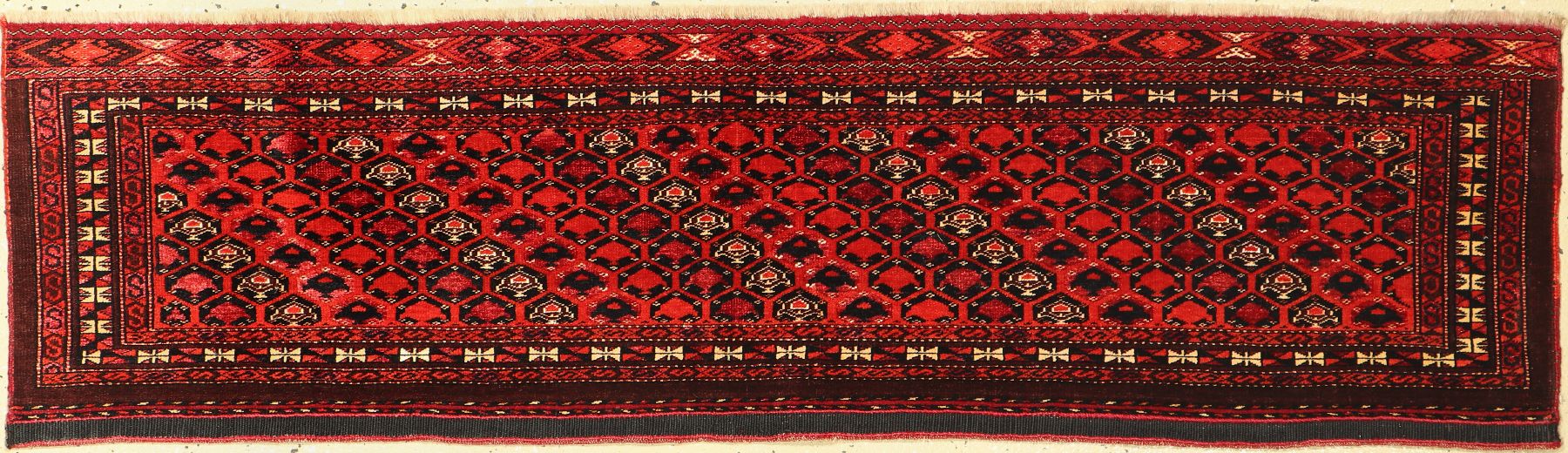Saryk "Jollar" antik, Turkmenistan, um 1900, Wolle mit Seide geknüpft auf Wolle, ca. 146 x 40 cm, EHZ: 2-3