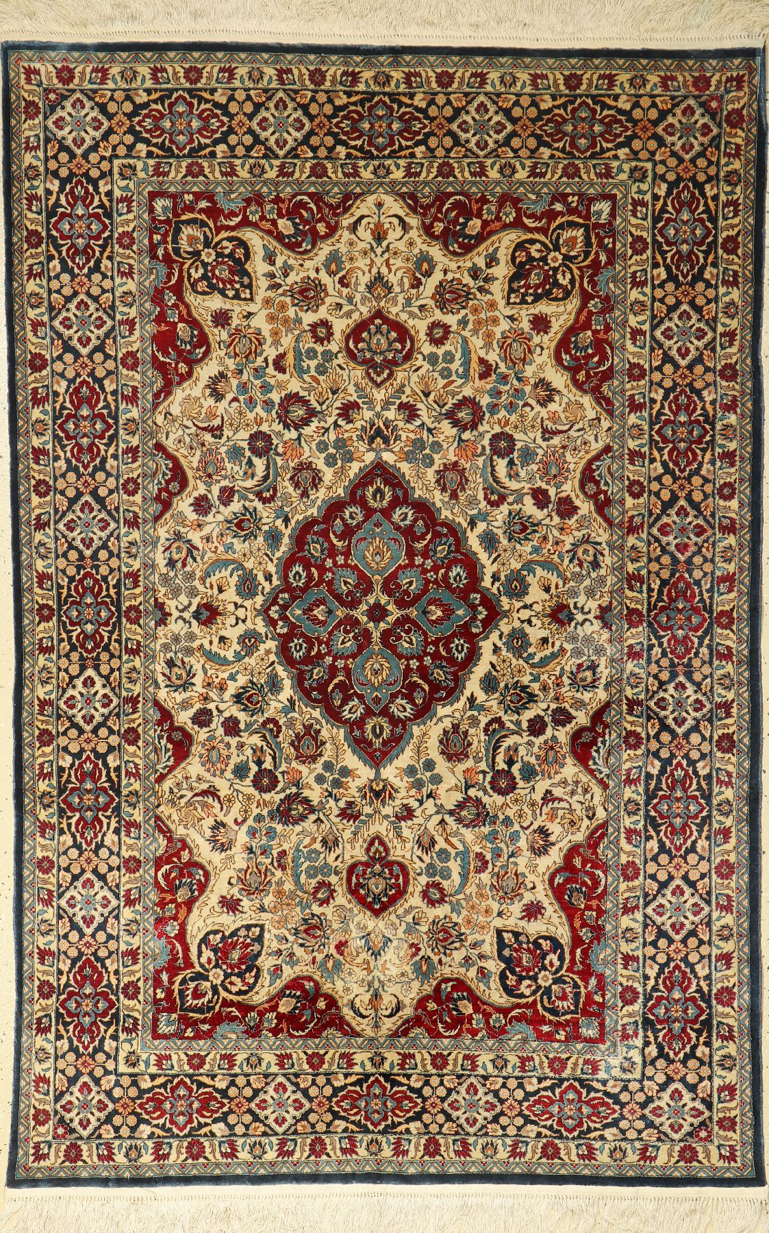 Hereke Seide, China, ca. 50 Jahre, reine Naturseide, ca. 188 x 124 cm, EHZ: 2
