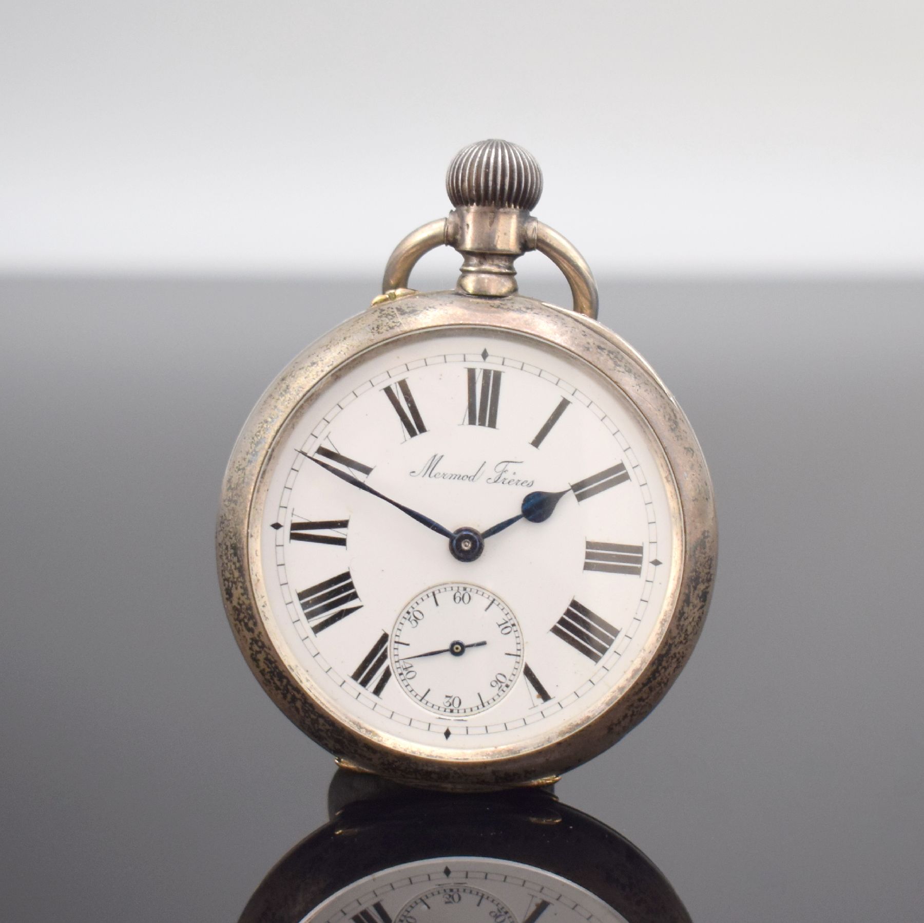 MERMOD FRERES offene Taschenuhr in 875er Silber, Schweiz um 1900, Geh. dell./angel., guill. Rückdeckel m. Monogrammspiegel, Emailzifferbl. m. röm. ...