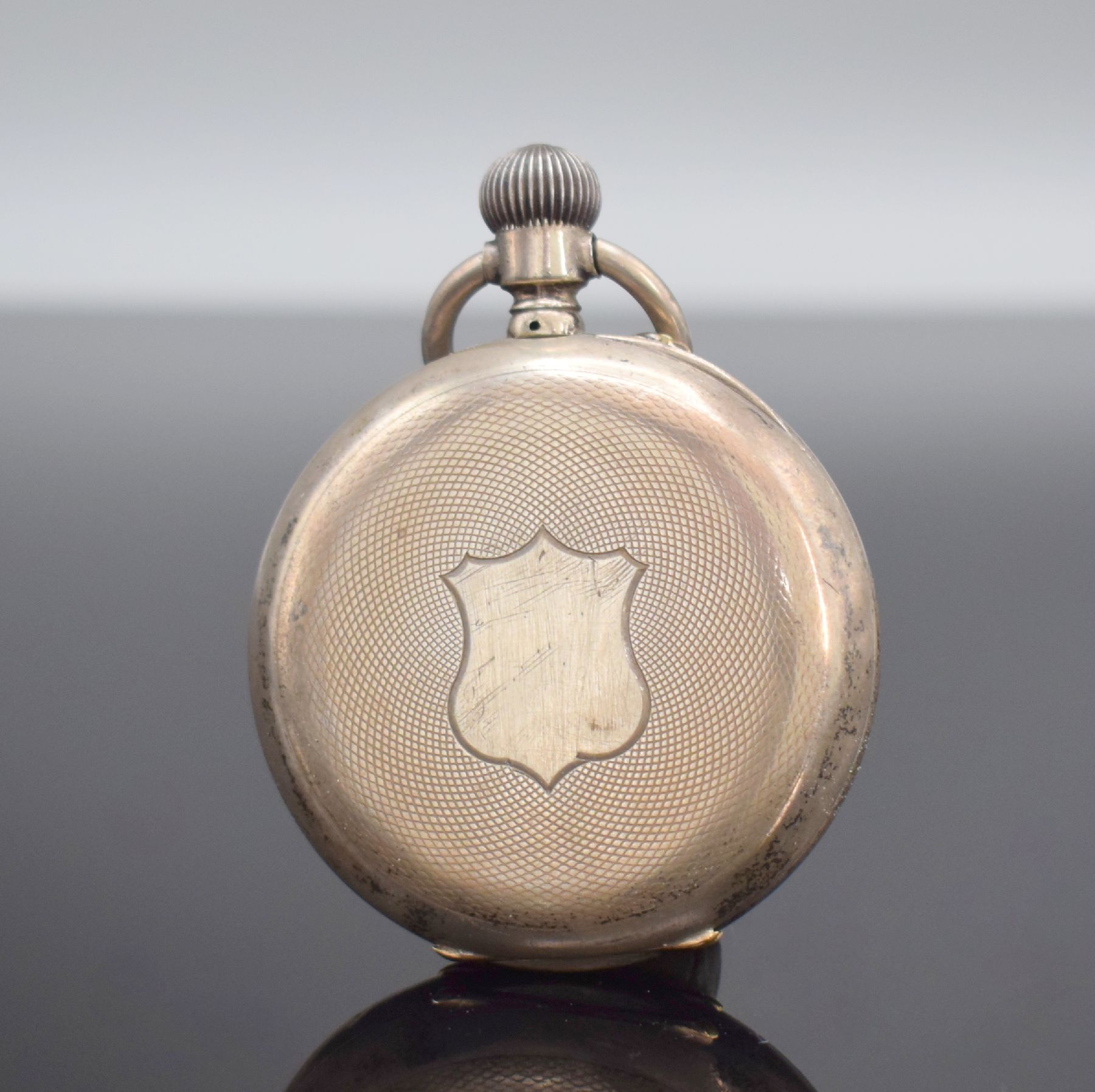 Detail a: MERMOD FRERES offene Taschenuhr in 875er Silber, Schweiz um 1900, Geh. dell./angel., guill. Rückdeckel m. Monogrammspiegel, Emailzifferbl. m. röm. ...