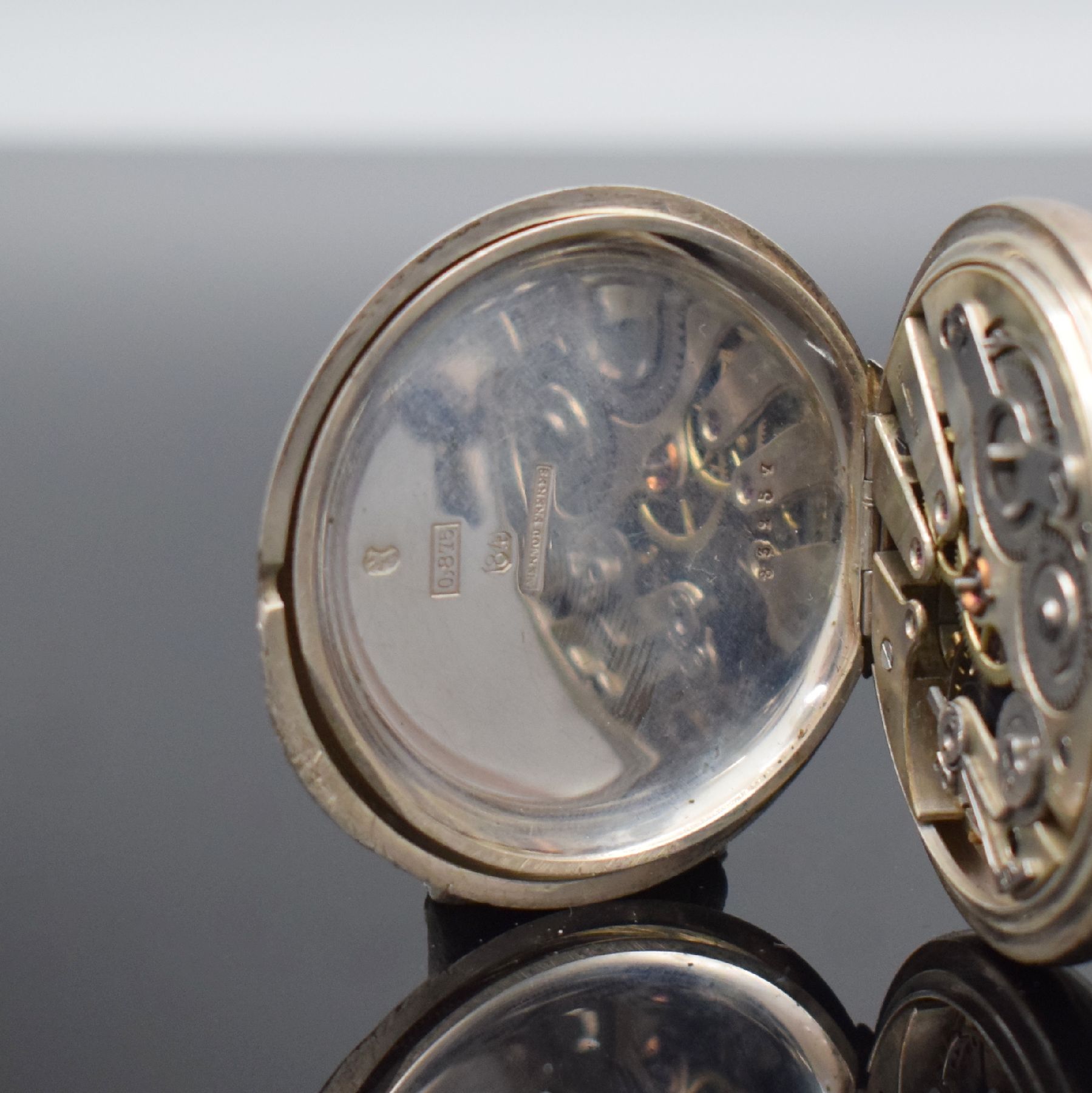 Detail d: MERMOD FRERES offene Taschenuhr in 875er Silber, Schweiz um 1900, Geh. dell./angel., guill. Rückdeckel m. Monogrammspiegel, Emailzifferbl. m. röm. ...
