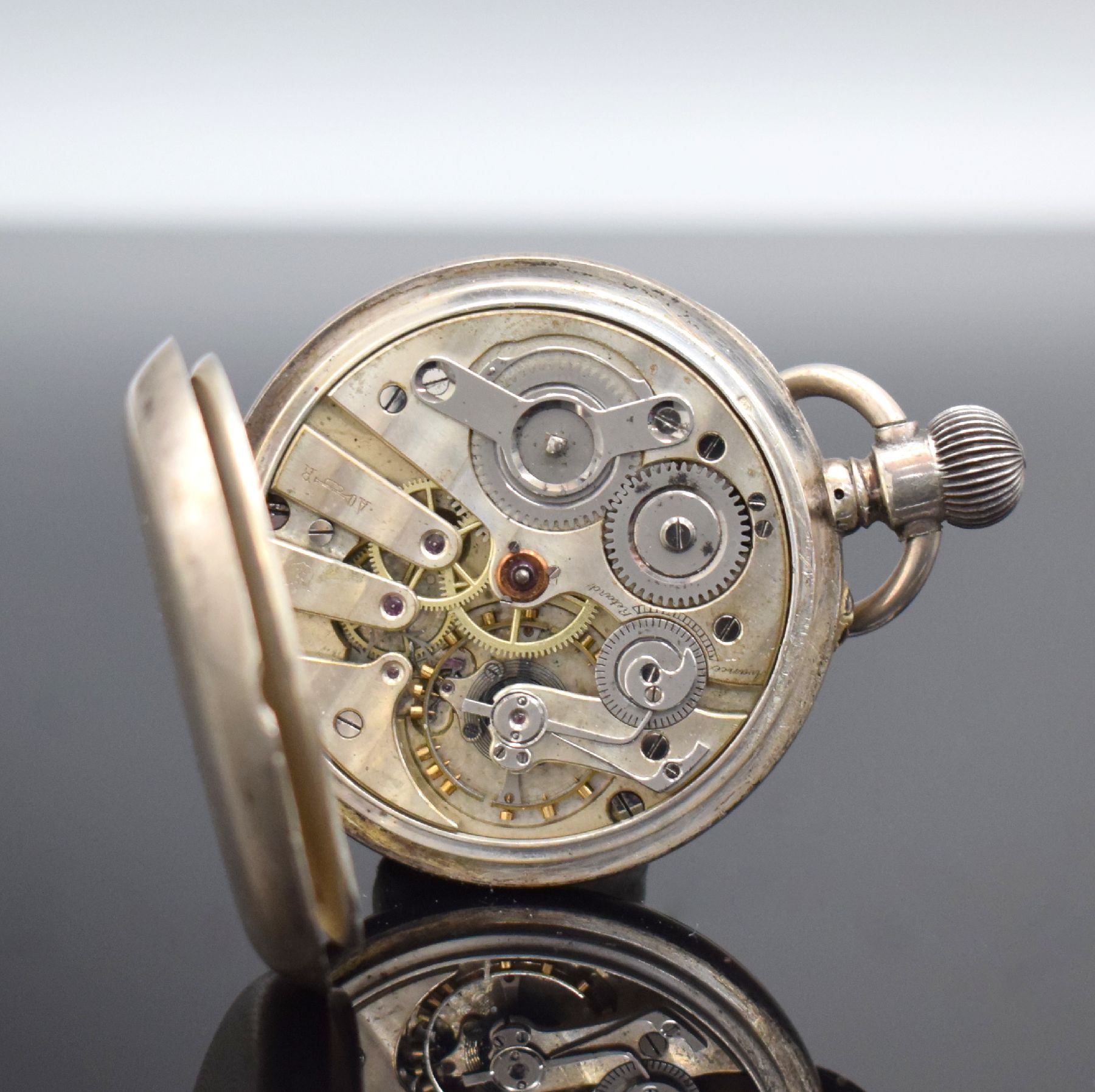 Detail e: MERMOD FRERES offene Taschenuhr in 875er Silber, Schweiz um 1900, Geh. dell./angel., guill. Rückdeckel m. Monogrammspiegel, Emailzifferbl. m. röm. ...