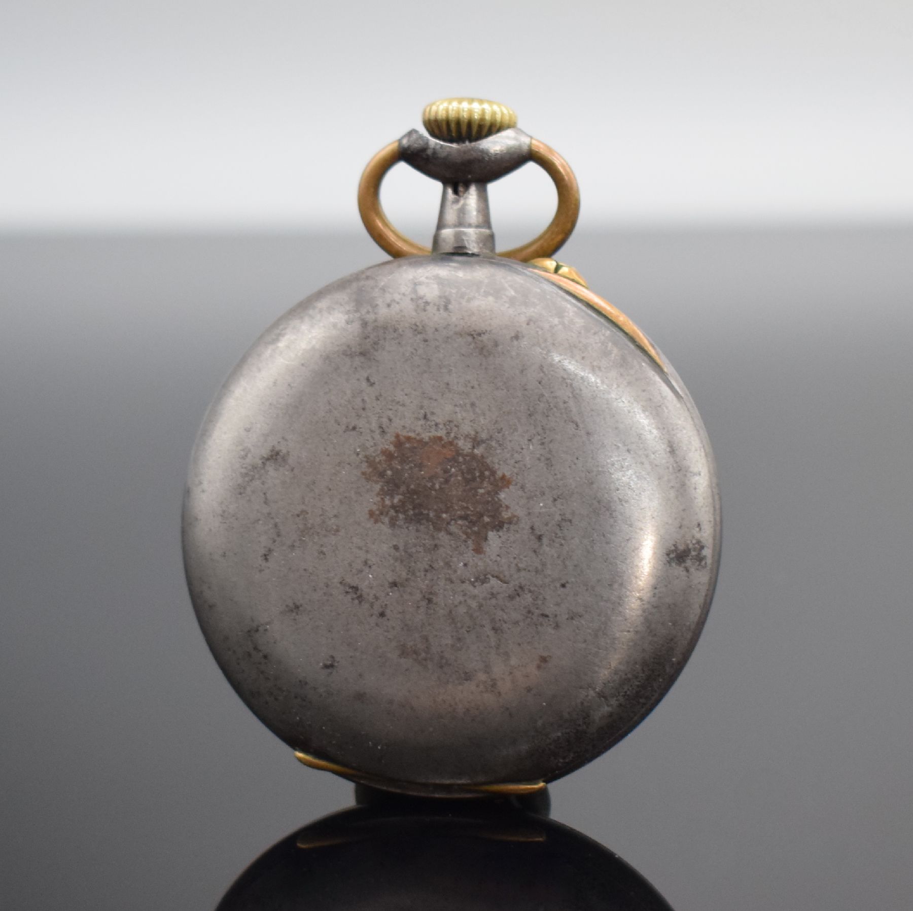 Detail a: Offene Taschenuhr mit kyrillischem Kalender & Mondphase, Schweiz um 1900, brüniertes Geh., Emailzifferbl. m. röm. Zahlen riss., gebl. Zeiger (teils ...