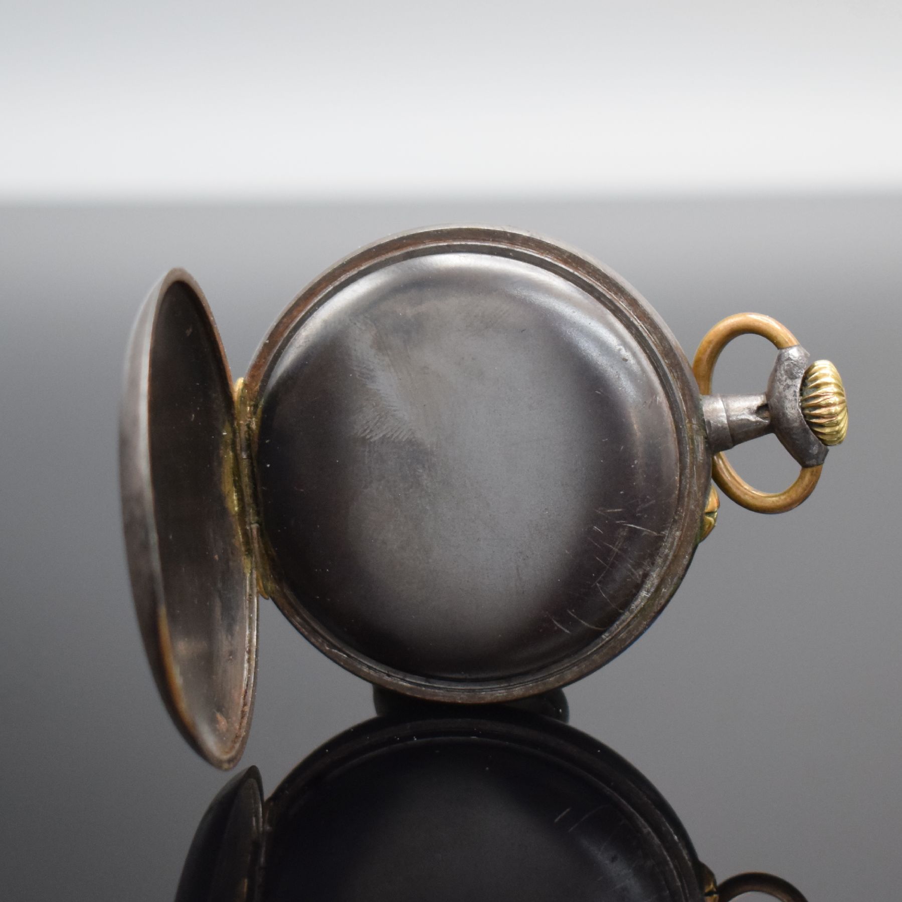 Detail c: Offene Taschenuhr mit kyrillischem Kalender & Mondphase, Schweiz um 1900, brüniertes Geh., Emailzifferbl. m. röm. Zahlen riss., gebl. Zeiger (teils ...