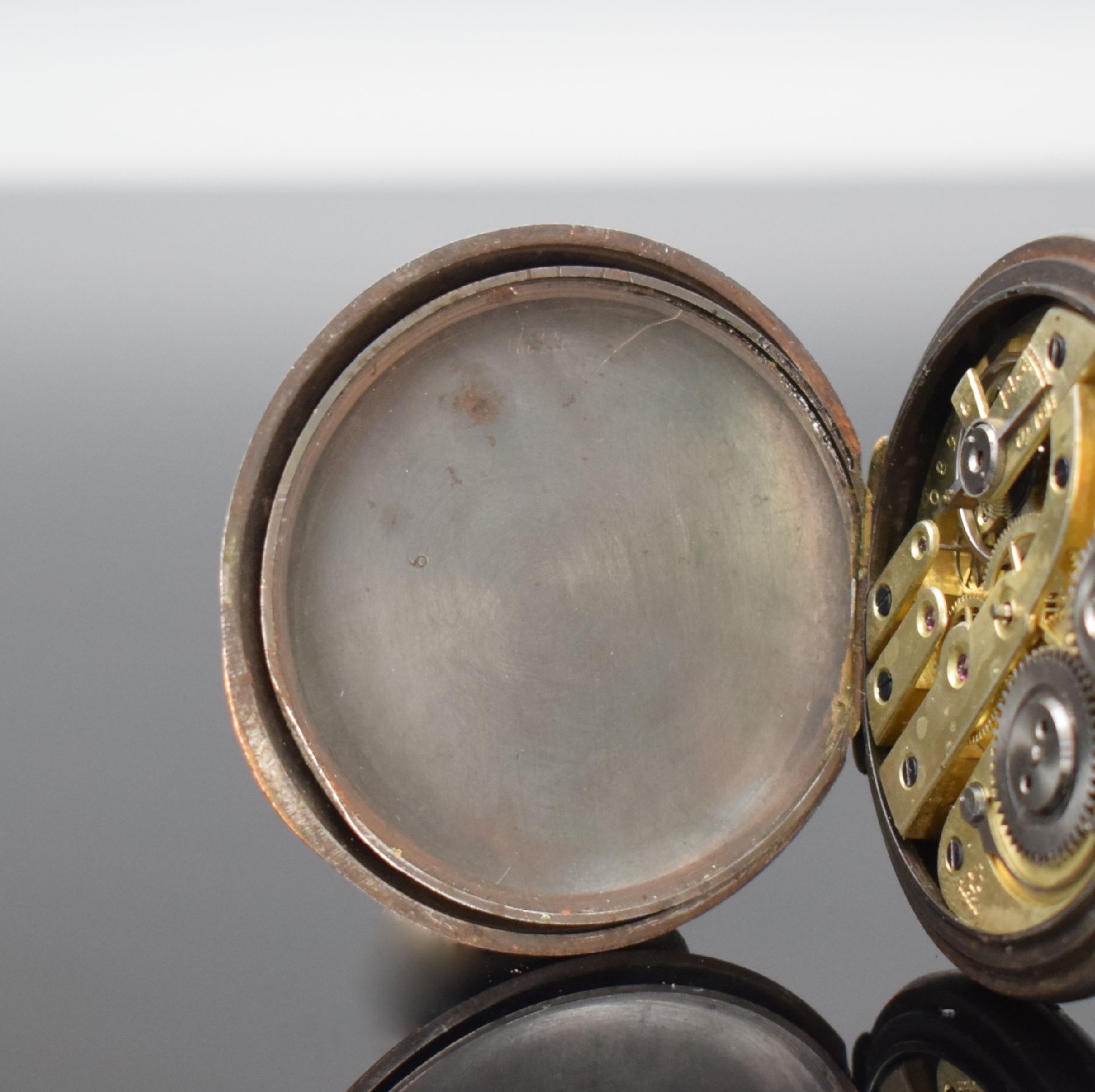 Detail d: Offene Taschenuhr mit kyrillischem Kalender & Mondphase, Schweiz um 1900, brüniertes Geh., Emailzifferbl. m. röm. Zahlen riss., gebl. Zeiger (teils ...