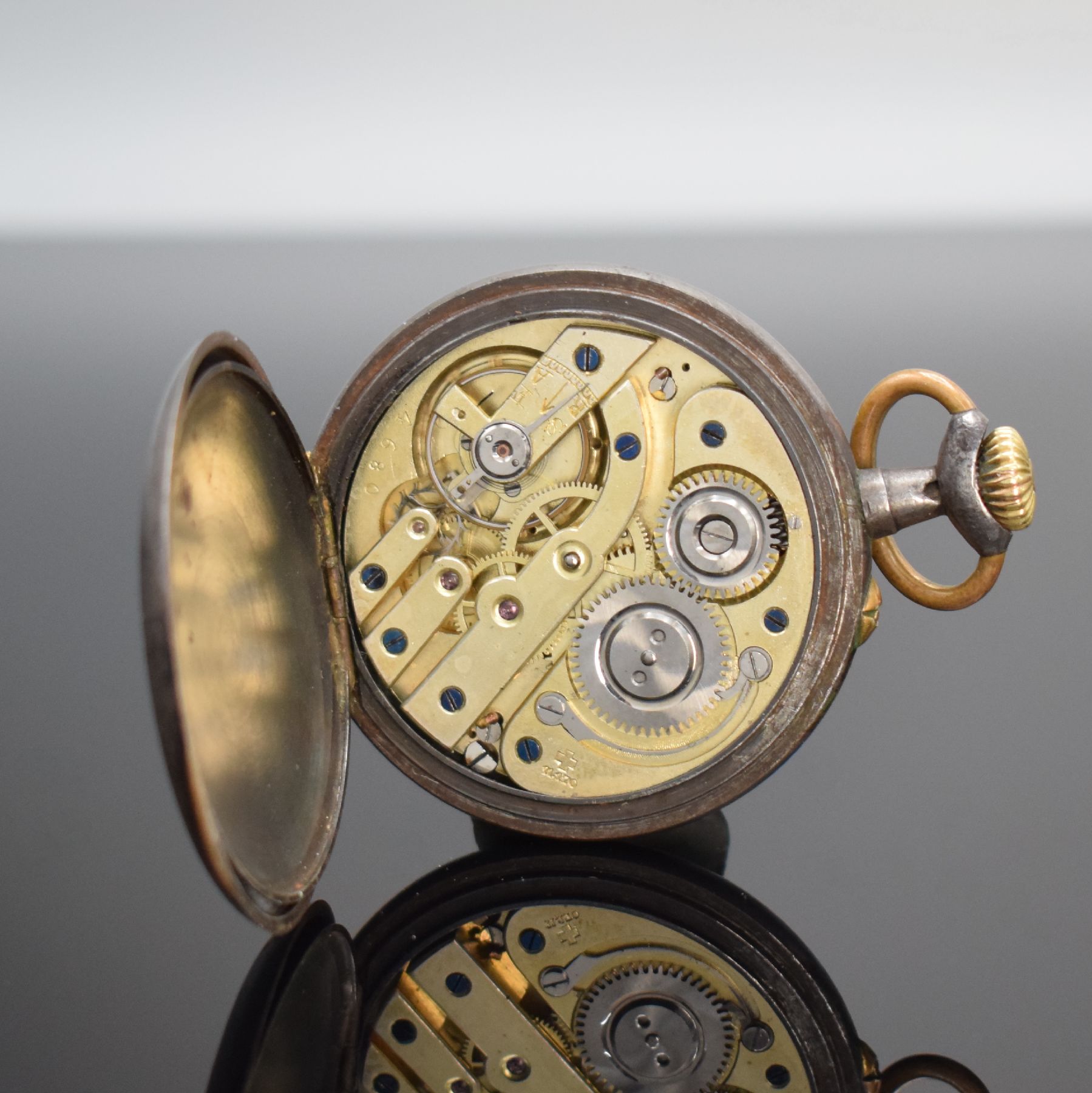 Detail e: Offene Taschenuhr mit kyrillischem Kalender & Mondphase, Schweiz um 1900, brüniertes Geh., Emailzifferbl. m. röm. Zahlen riss., gebl. Zeiger (teils ...