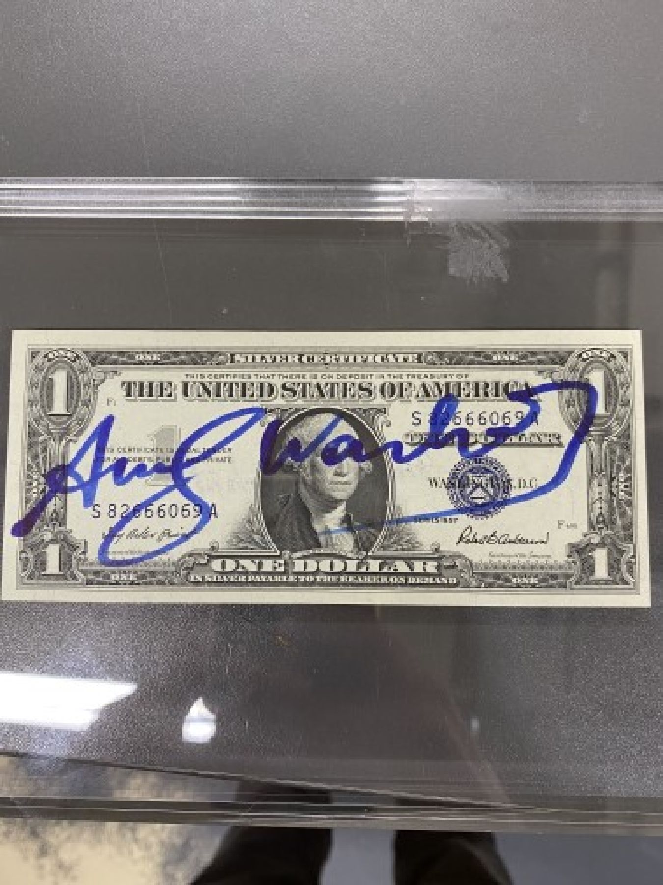 Detail b: Andy Warhol, 1928-1987, "1 Dollar (George Washington)", Seriennr. S82666069A, 1957, Vorder- u. Rückseite signiert bzw. ...