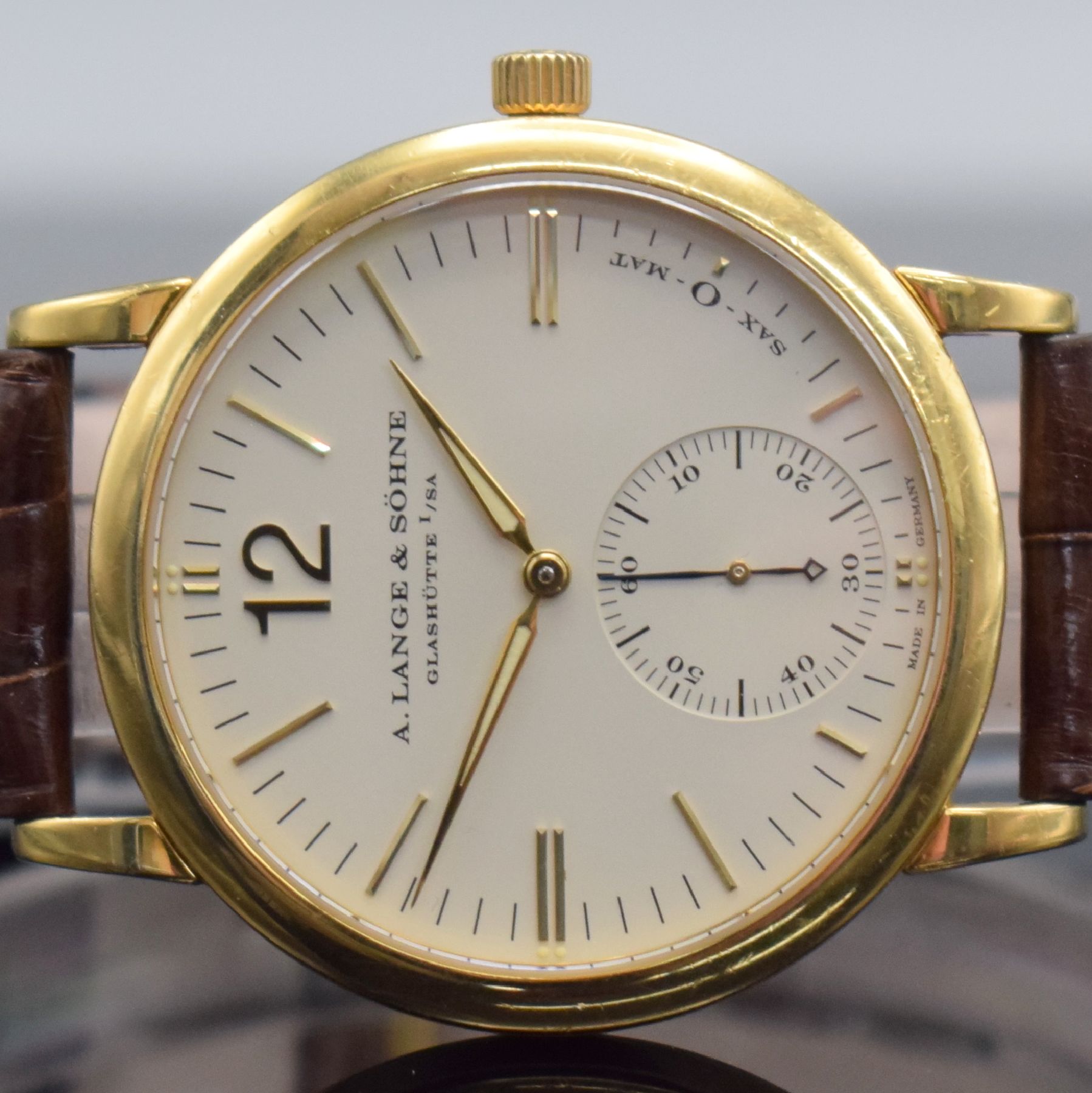 Detail a: A. LANGE & SÖHNE feine Herrenarmbanduhr Sax-O-Mat Referenz 301.021, Deutschland um 2000, Automatik, massives 3-teil. Gehäuse, Boden 6-fach ...