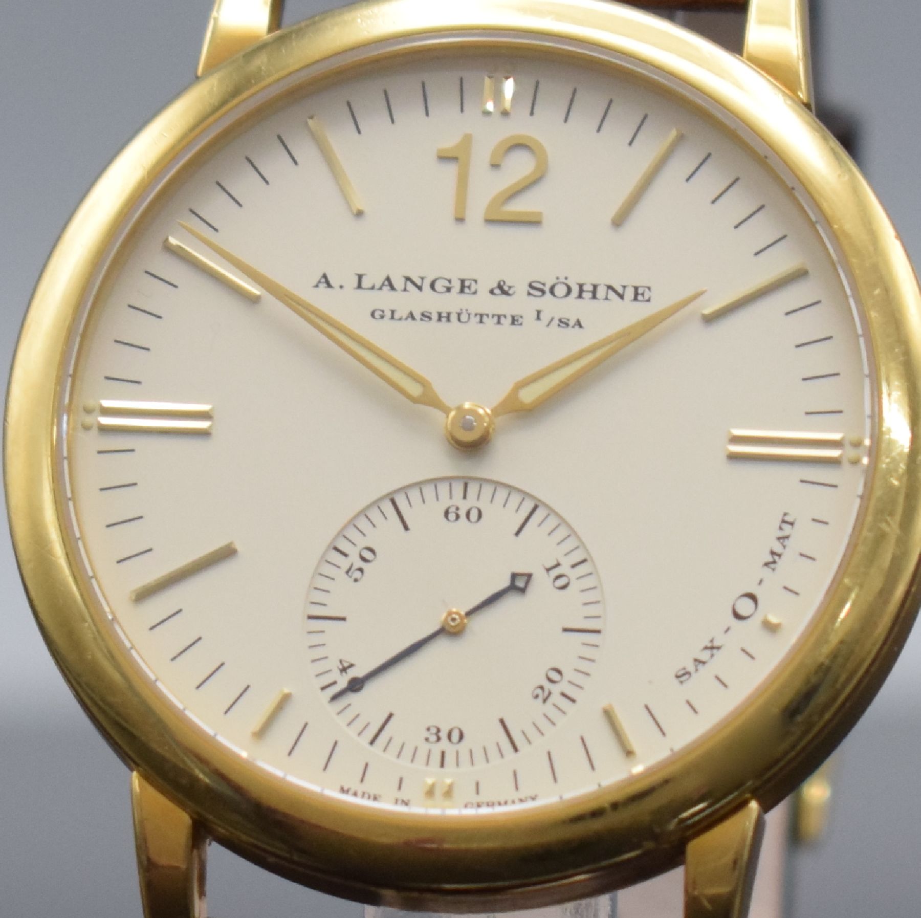 Detail d: A. LANGE & SÖHNE feine Herrenarmbanduhr Sax-O-Mat Referenz 301.021, Deutschland um 2000, Automatik, massives 3-teil. Gehäuse, Boden 6-fach ...