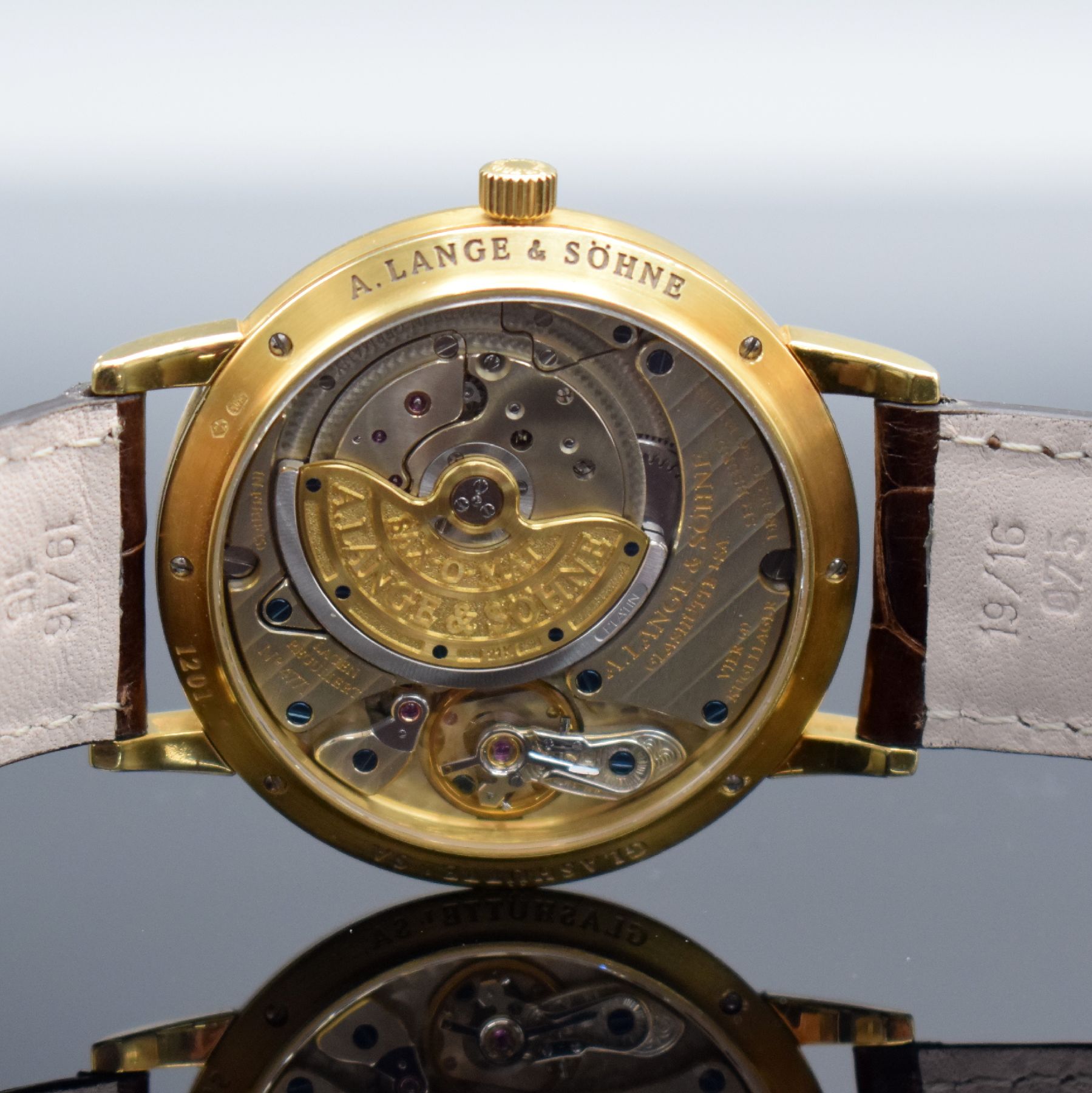 Detail g: A. LANGE & SÖHNE feine Herrenarmbanduhr Sax-O-Mat Referenz 301.021, Deutschland um 2000, Automatik, massives 3-teil. Gehäuse, Boden 6-fach ...