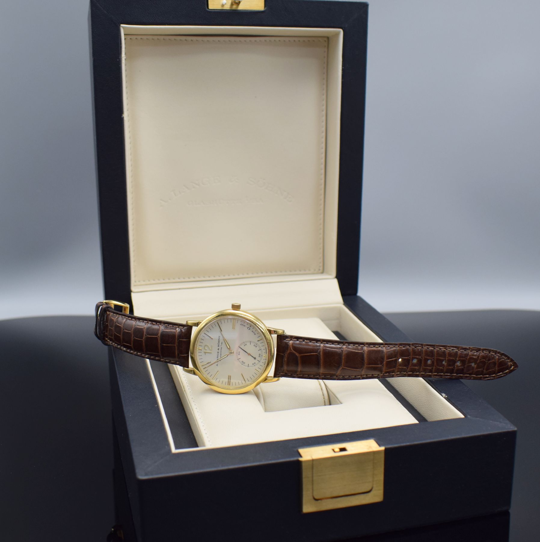 Detail l: A. LANGE & SÖHNE feine Herrenarmbanduhr Sax-O-Mat Referenz 301.021, Deutschland um 2000, Automatik, massives 3-teil. Gehäuse, Boden 6-fach ...