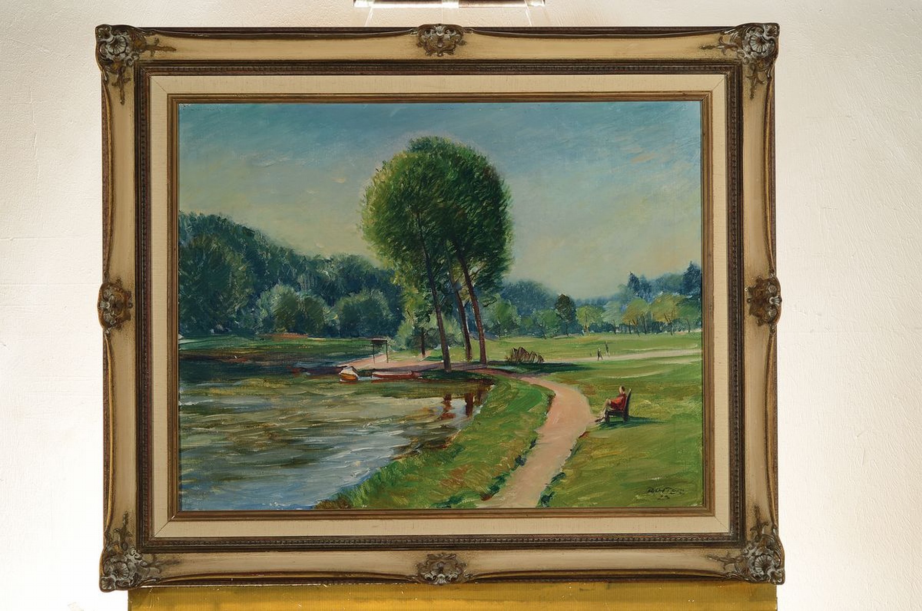 Detail k: Richter, Künstler des 20.Jh., Parklandschaft mit Spaziergängern am Fluss, Öl/Lwd, rechts unten signiert u. datiert 23, rest., R., ca. 67x81 cm