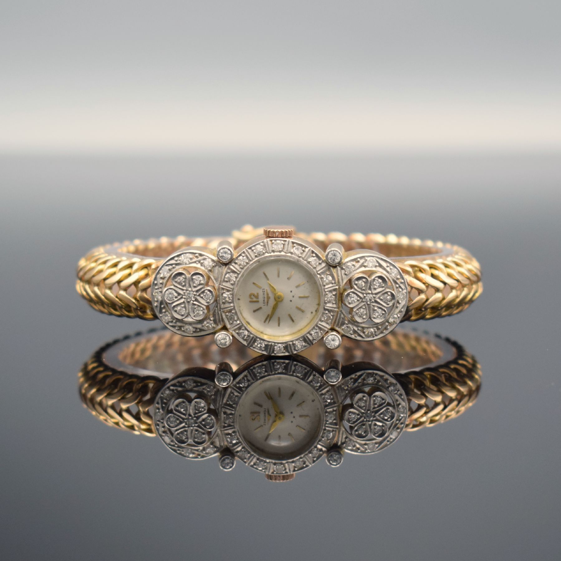 Ausgefallene Damenarmbanduhr in RG 750/000 mit Longines Uhrwerk & Diamantbesatz, Schweiz um 1955, Handaufzug, wohl sog. Juweliersarbeit, aufw. Geh. ...