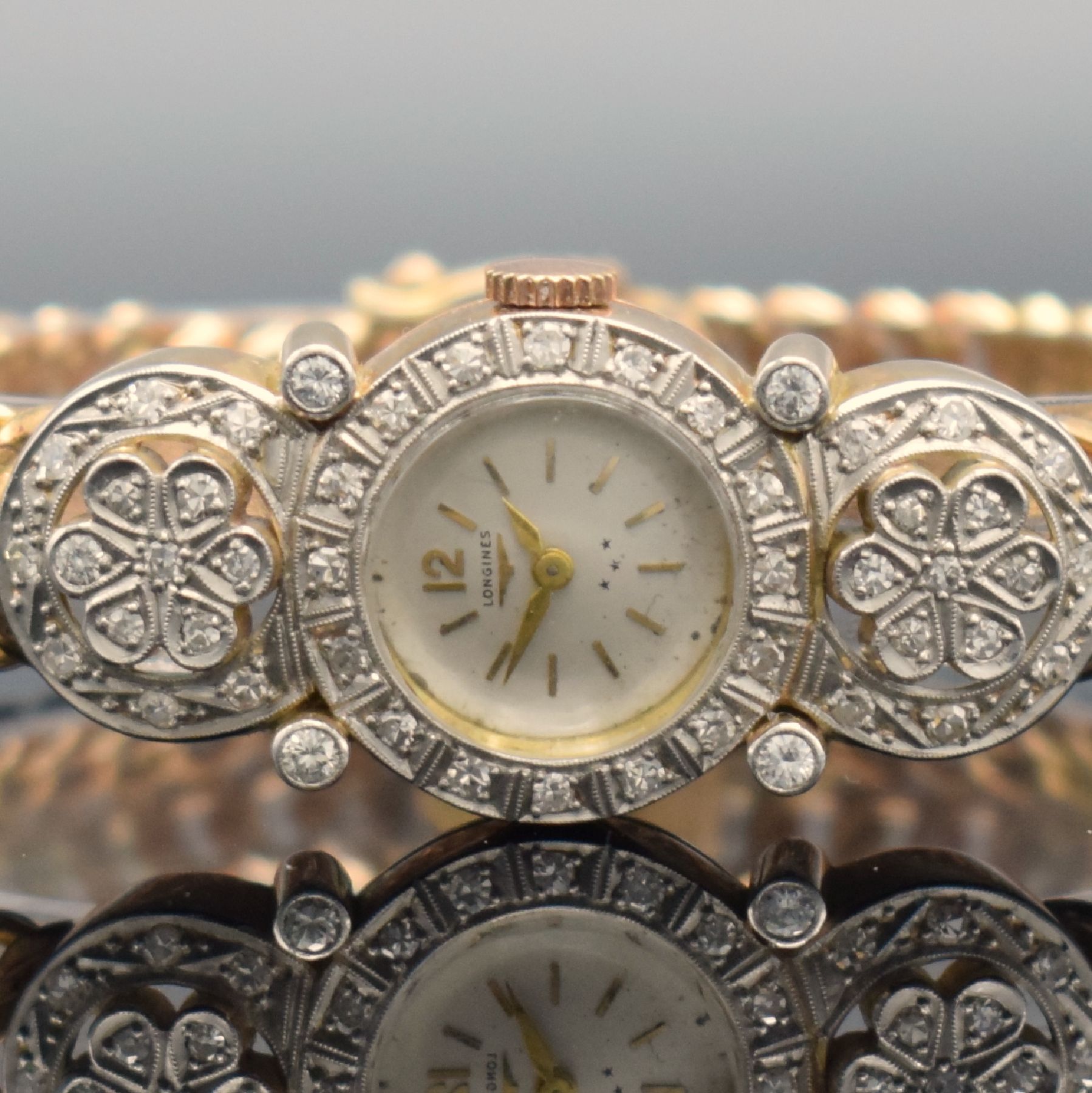 Detail a: Ausgefallene Damenarmbanduhr in RG 750/000 mit Longines Uhrwerk & Diamantbesatz, Schweiz um 1955, Handaufzug, wohl sog. Juweliersarbeit, aufw. Geh. ...