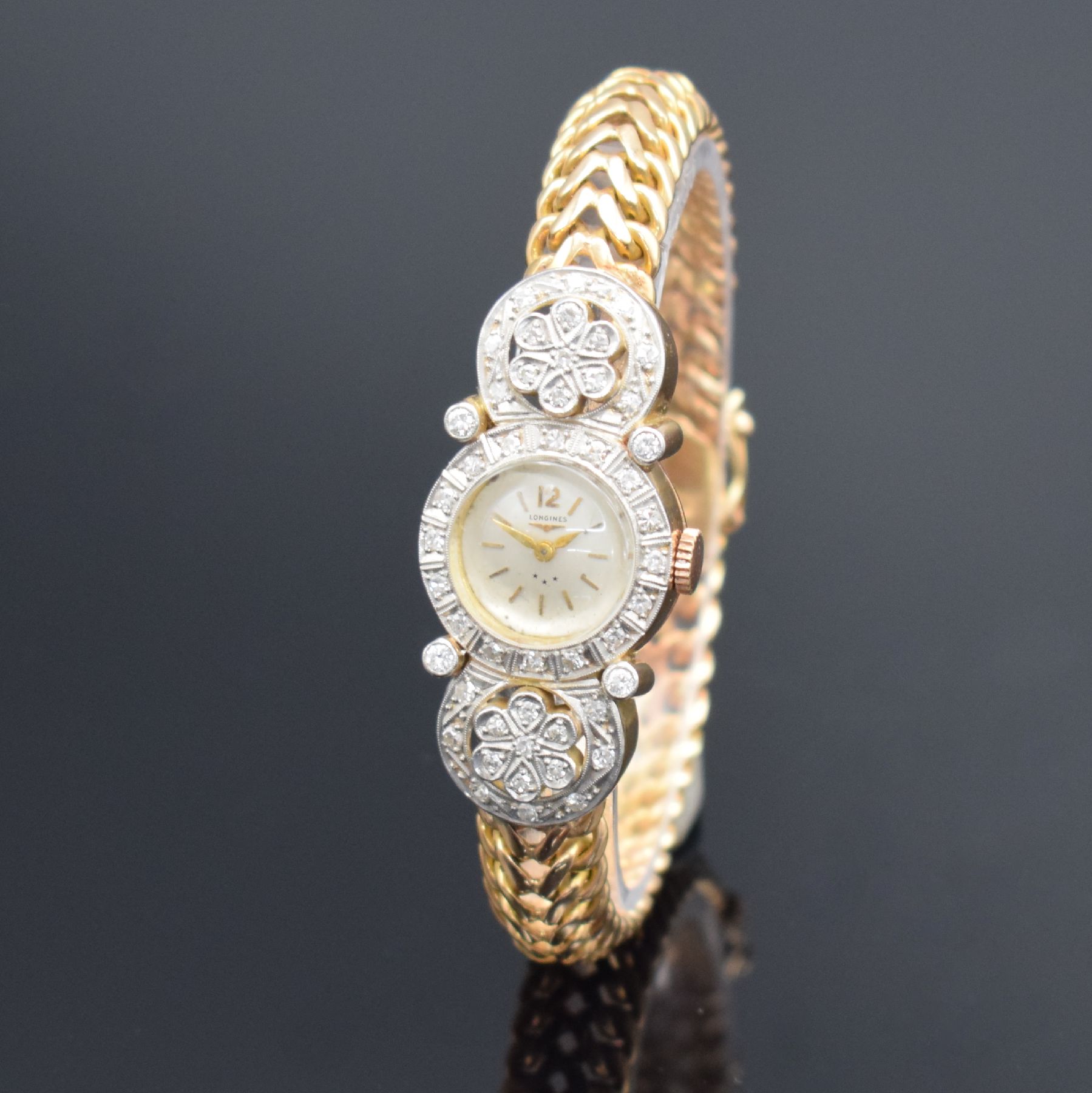 Detail b: Ausgefallene Damenarmbanduhr in RG 750/000 mit Longines Uhrwerk & Diamantbesatz, Schweiz um 1955, Handaufzug, wohl sog. Juweliersarbeit, aufw. Geh. ...