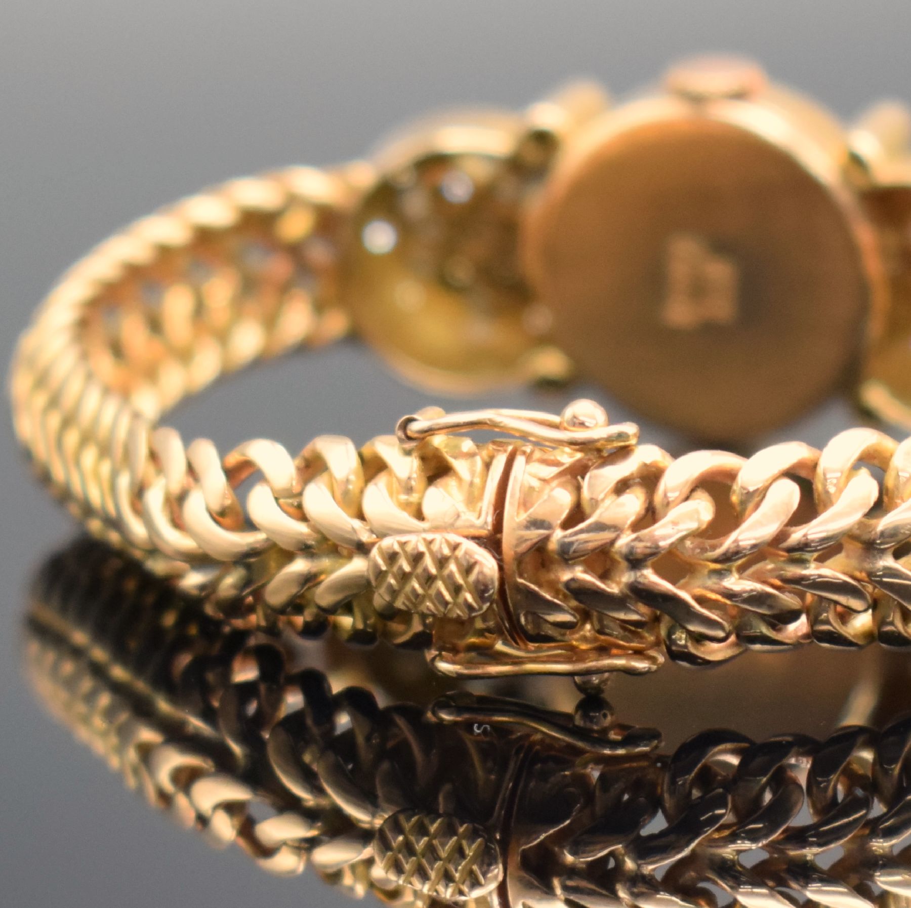 Detail d: Ausgefallene Damenarmbanduhr in RG 750/000 mit Longines Uhrwerk & Diamantbesatz, Schweiz um 1955, Handaufzug, wohl sog. Juweliersarbeit, aufw. Geh. ...