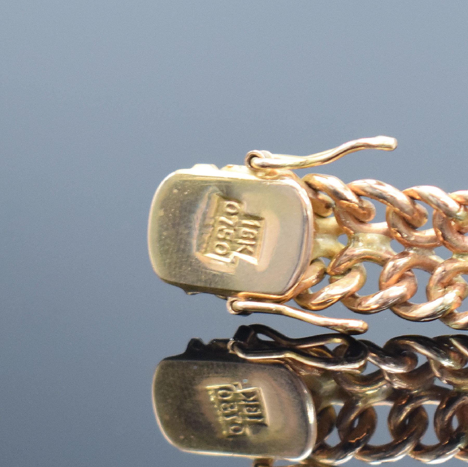 Detail e: Ausgefallene Damenarmbanduhr in RG 750/000 mit Longines Uhrwerk & Diamantbesatz, Schweiz um 1955, Handaufzug, wohl sog. Juweliersarbeit, aufw. Geh. ...