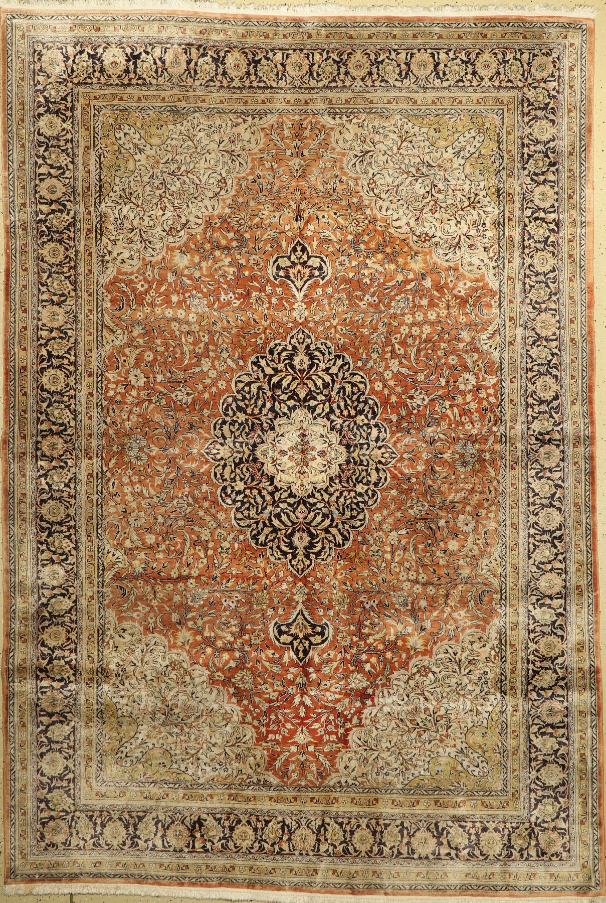 Kashmir Seide, Indien, ca. 50 Jahre, Seide auf Baumwolle, ca. 275 x 187 cm, verblasst, EHZ: 2
