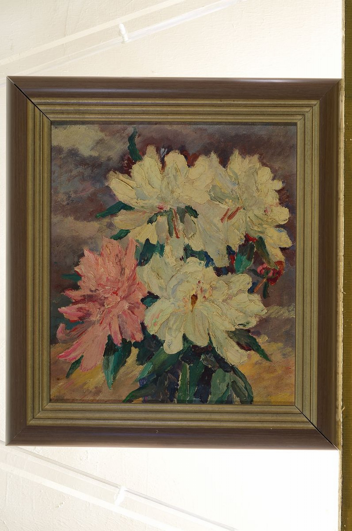 Detail k: Unbekannter Künstler, 1. Hälfte 20. Jh., Blumenstillleben, Öl/Malkarton, links unten kaum leserlich signiert, ca. 31x27cm, R. ca. 41x37cm