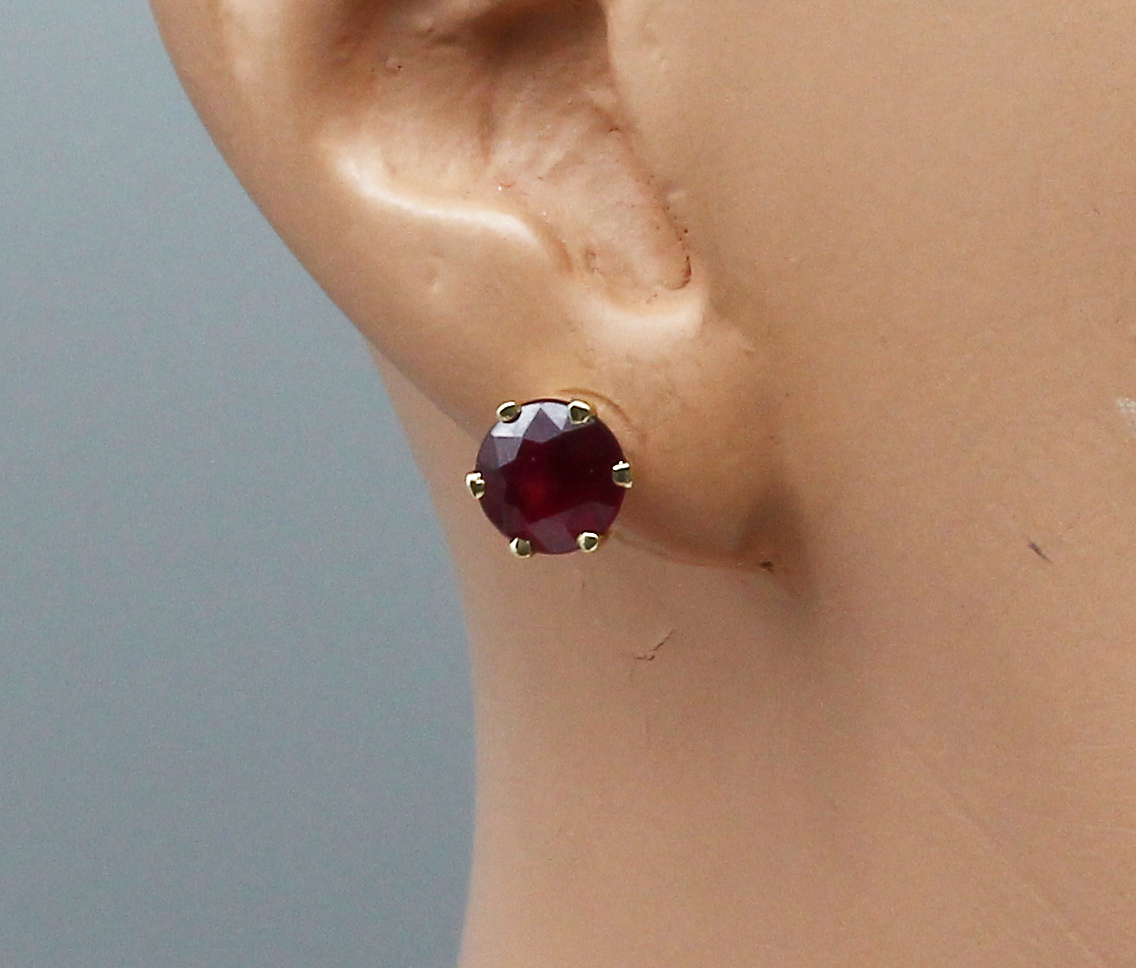 Detail b: Paar 14 kt Gold Rubin-Ohrstecker, GG 585/000, 2 rundfacett. Rubine (behandelt) zus. ca. 4.60 ct, total ca. 2.6 g
