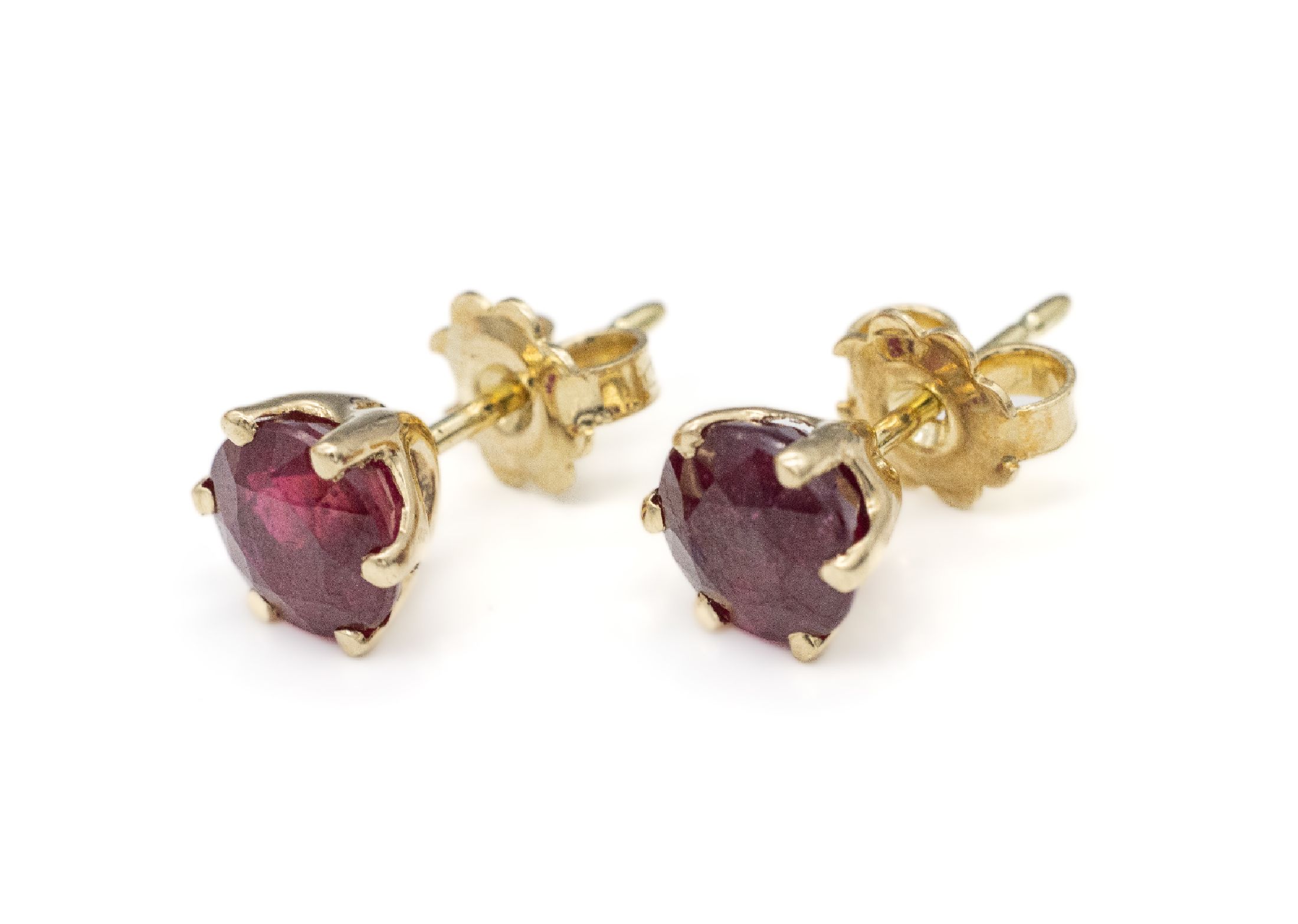 Detail c: Paar 14 kt Gold Rubin-Ohrstecker, GG 585/000, 2 rundfacett. Rubine (behandelt) zus. ca. 4.60 ct, total ca. 2.6 g
