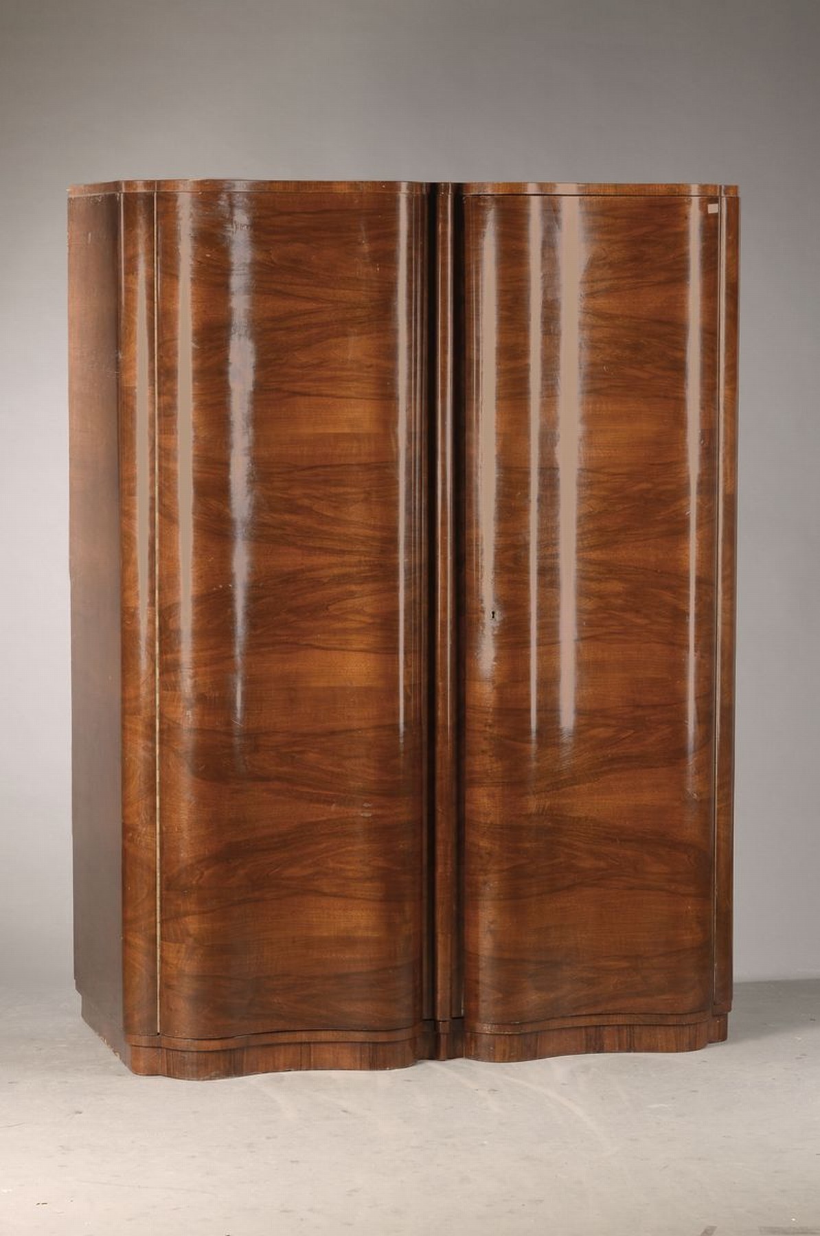 Kleiderschrank, deutsch, 30er Jahre, Art Deco, geschwungene Form, innen mit Kleiderstange und ein Fachboden, Mahagonifurnier, innen mit Ahornfurnier, ...