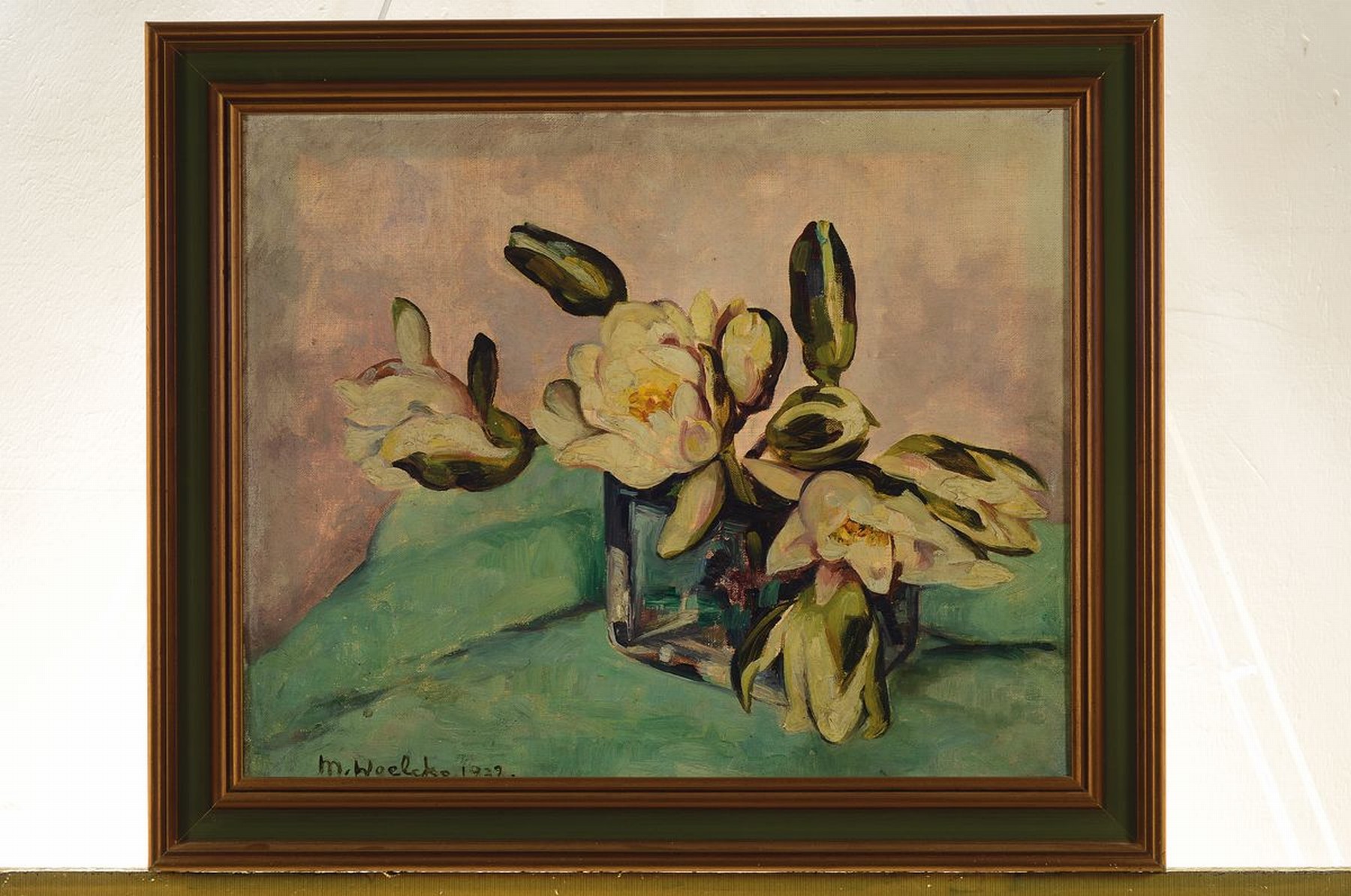 Detail k: Martha Woelcke, 1884 Frankfurt-1944 Auschwitz, Seerosen in einer Kristallvase, Öl/Lwd, links unten signiert und dat. 1932, ca. 37x47cm, R. ca. ...