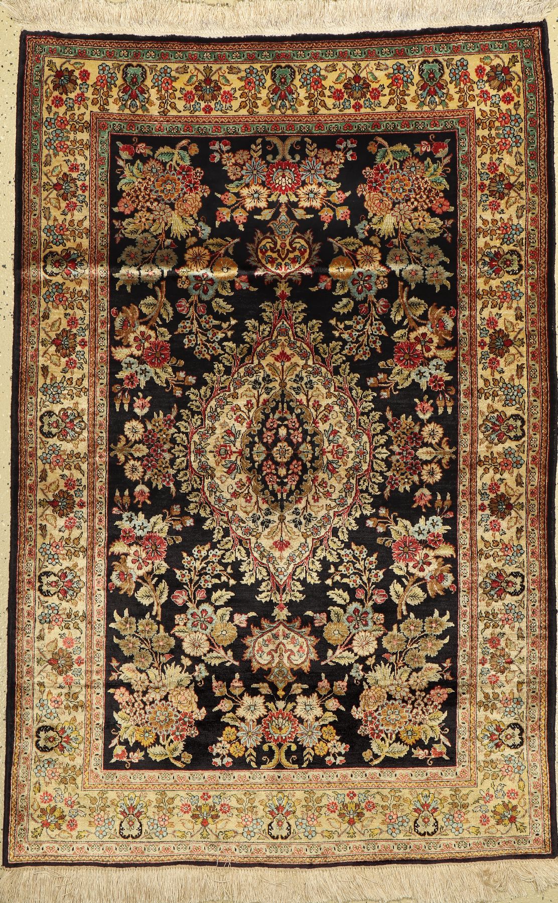Ghom Seide, Persien, ca. 60 Jahre, reine Naturseide, ca. 154 x 104 cm, EHZ: 2